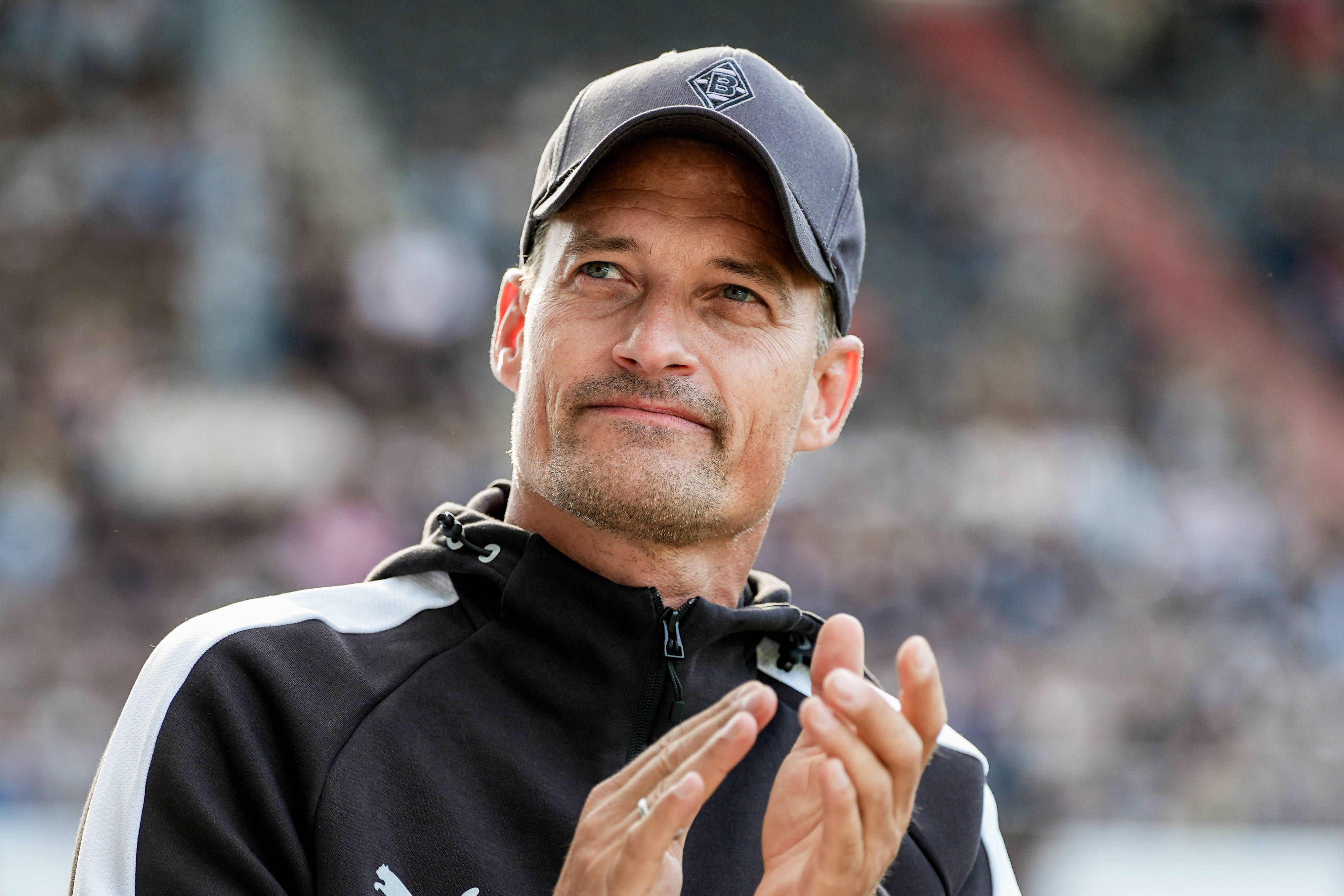 Alexander Blessin als Trainer klatschend