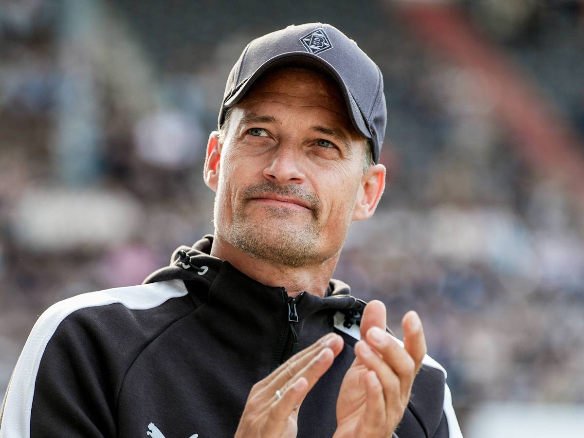 Alexander Blessin als Trainer klatschend