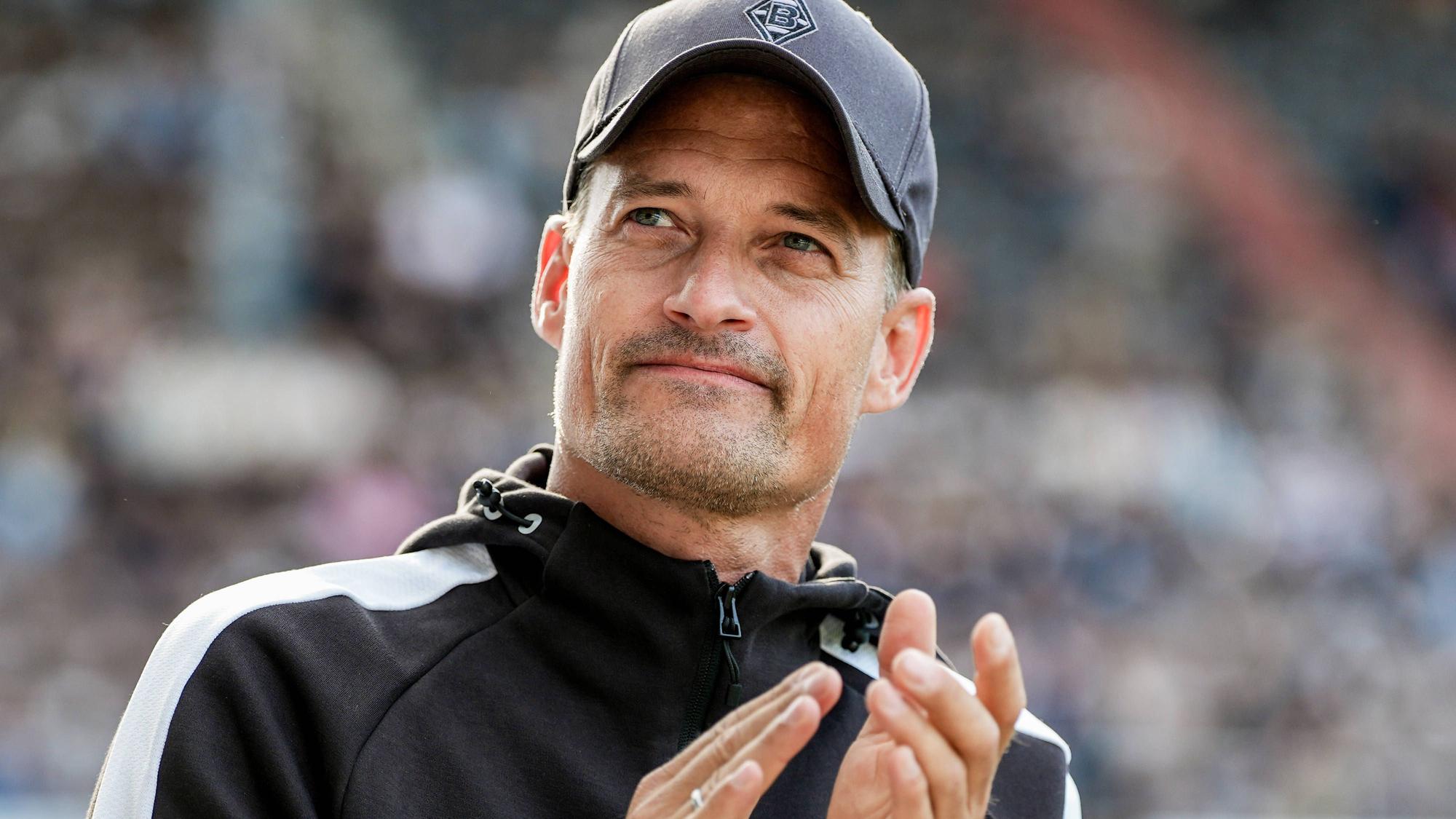 Alexander Blessin als Trainer klatschend