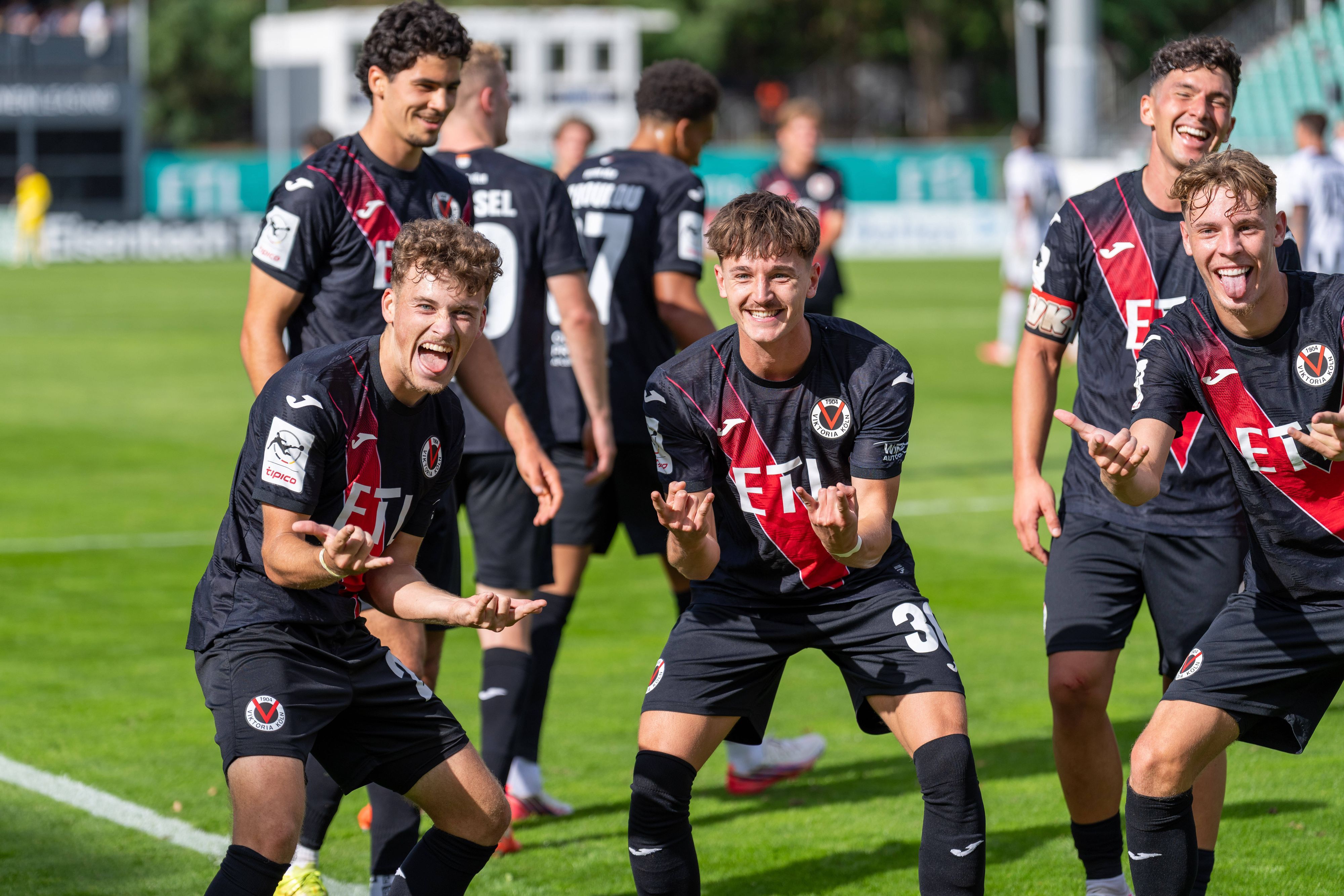 Niklas Swieder bejubelt mit seinen Mitspielern ein Tor.