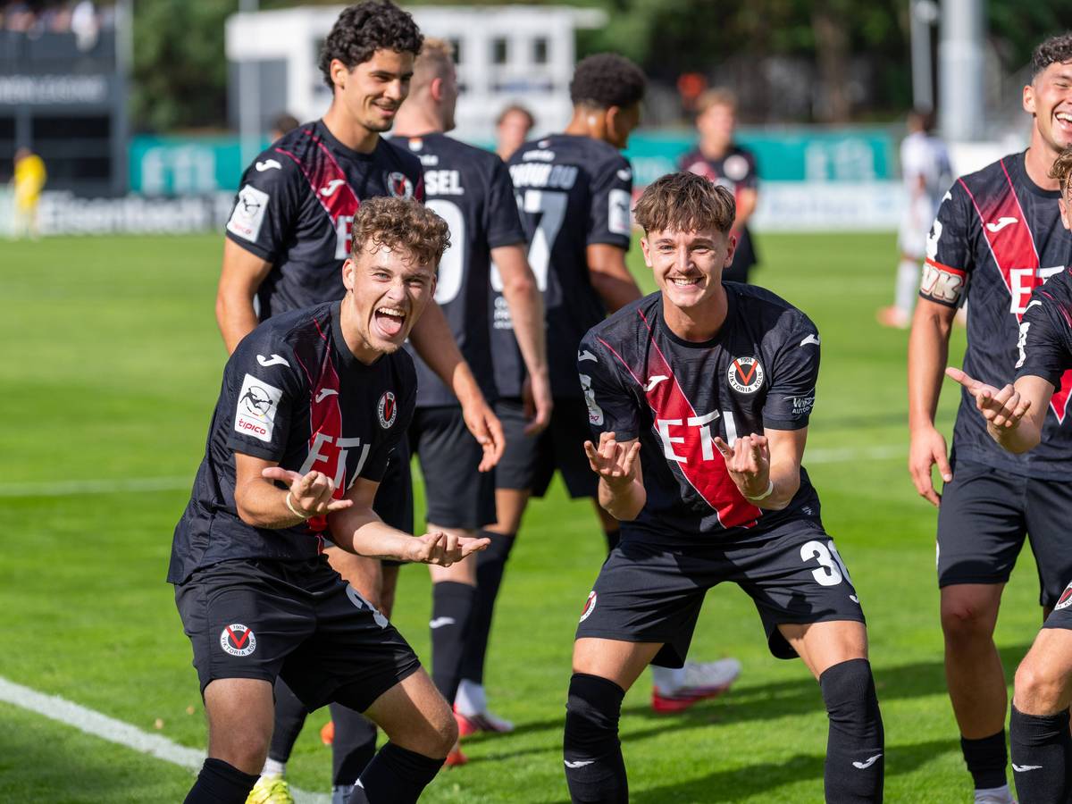 Niklas Swieder bejubelt mit seinen Mitspielern ein Tor.