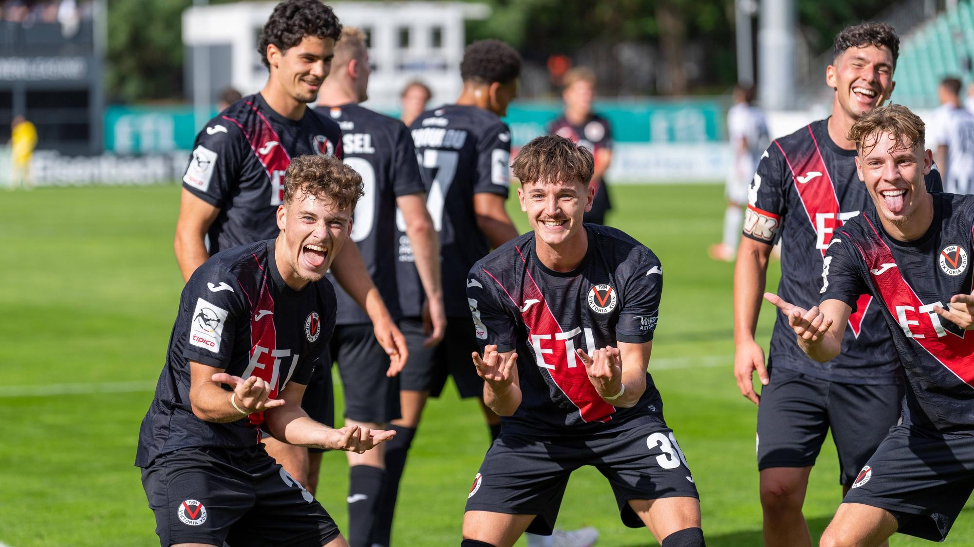 Niklas Swieder bejubelt mit seinen Mitspielern ein Tor.
