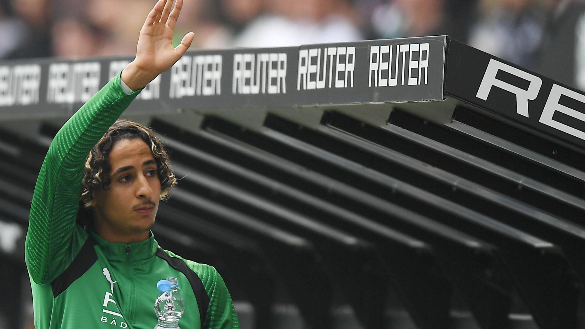 Wael Mohya winkt am Rande der Bundesliga-Partie gegen Mainz.