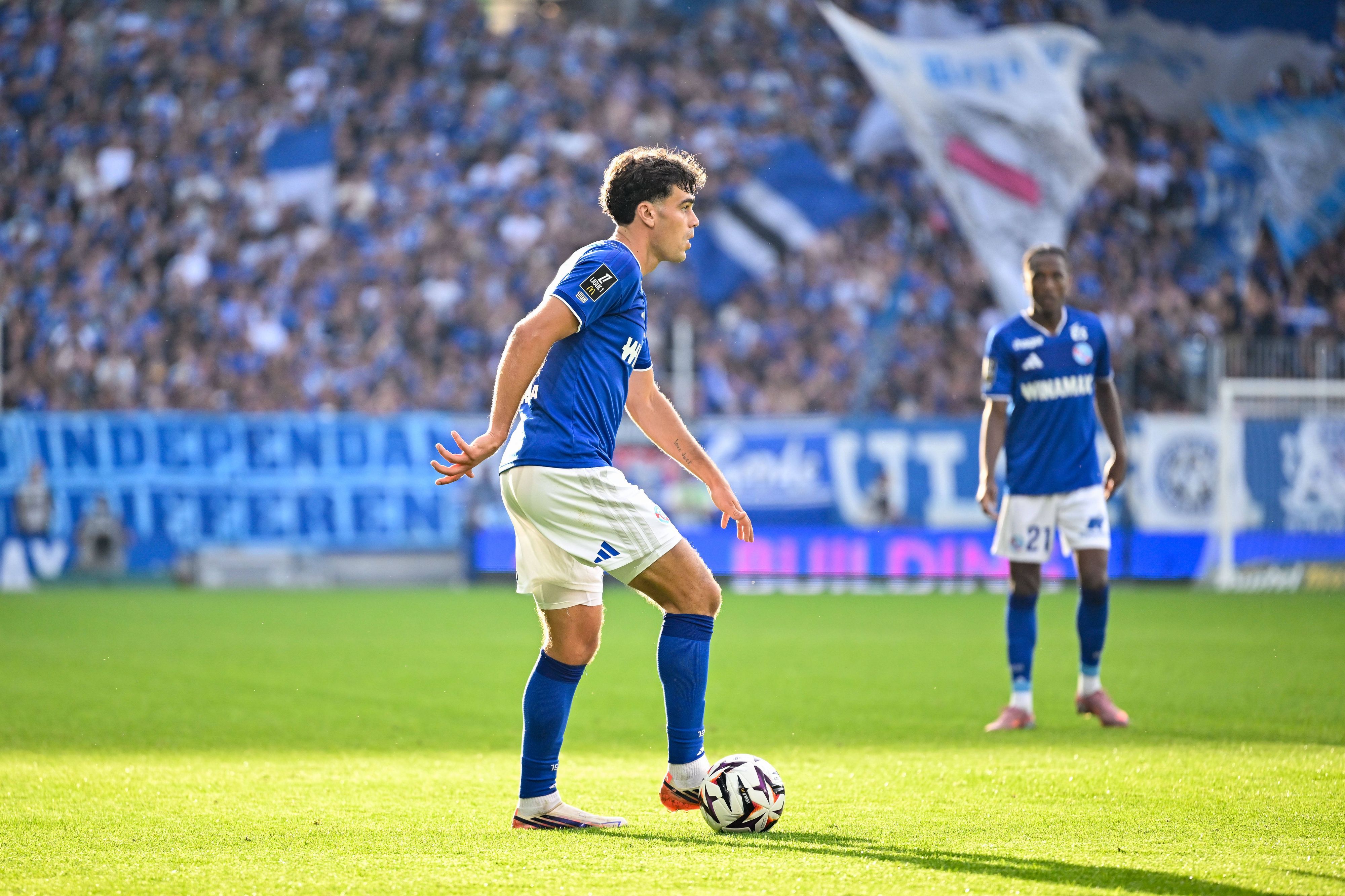 Beim Spiel von Racing Straßburg hat Giovanni Reyna den Ball am Fuß.