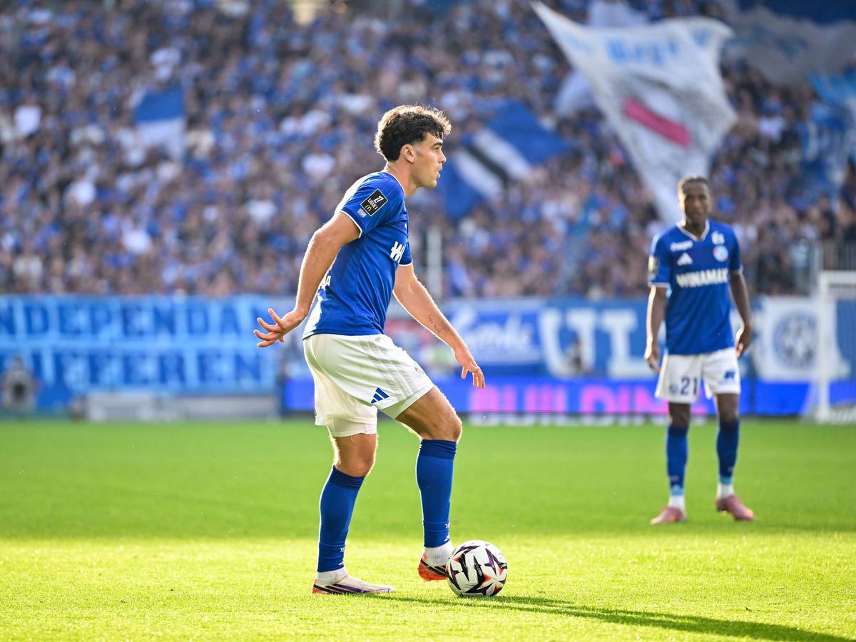 Beim Spiel von Racing Straßburg hat Giovanni Reyna den Ball am Fuß.