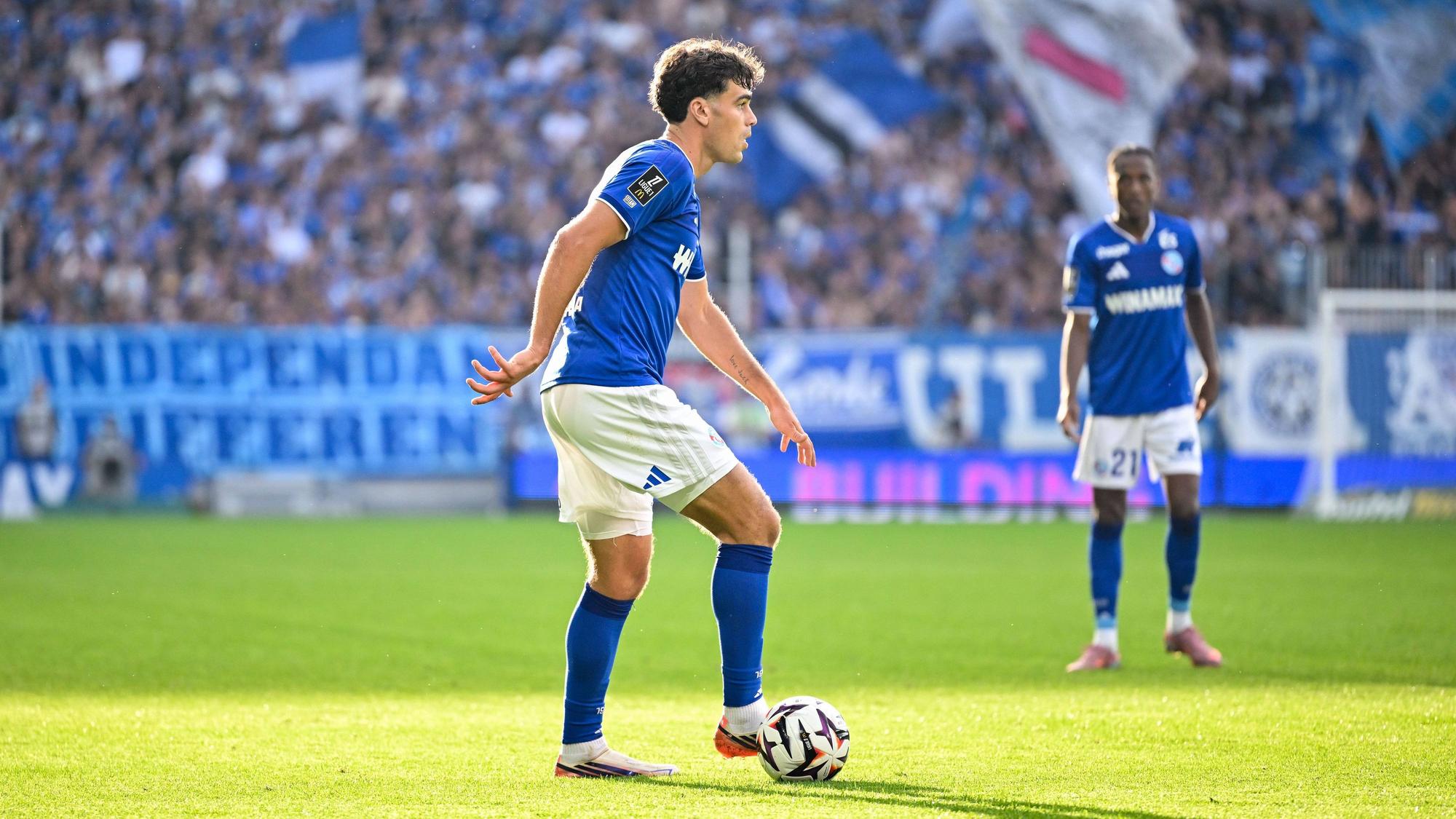 Beim Spiel von Racing Straßburg hat Giovanni Reyna den Ball am Fuß.