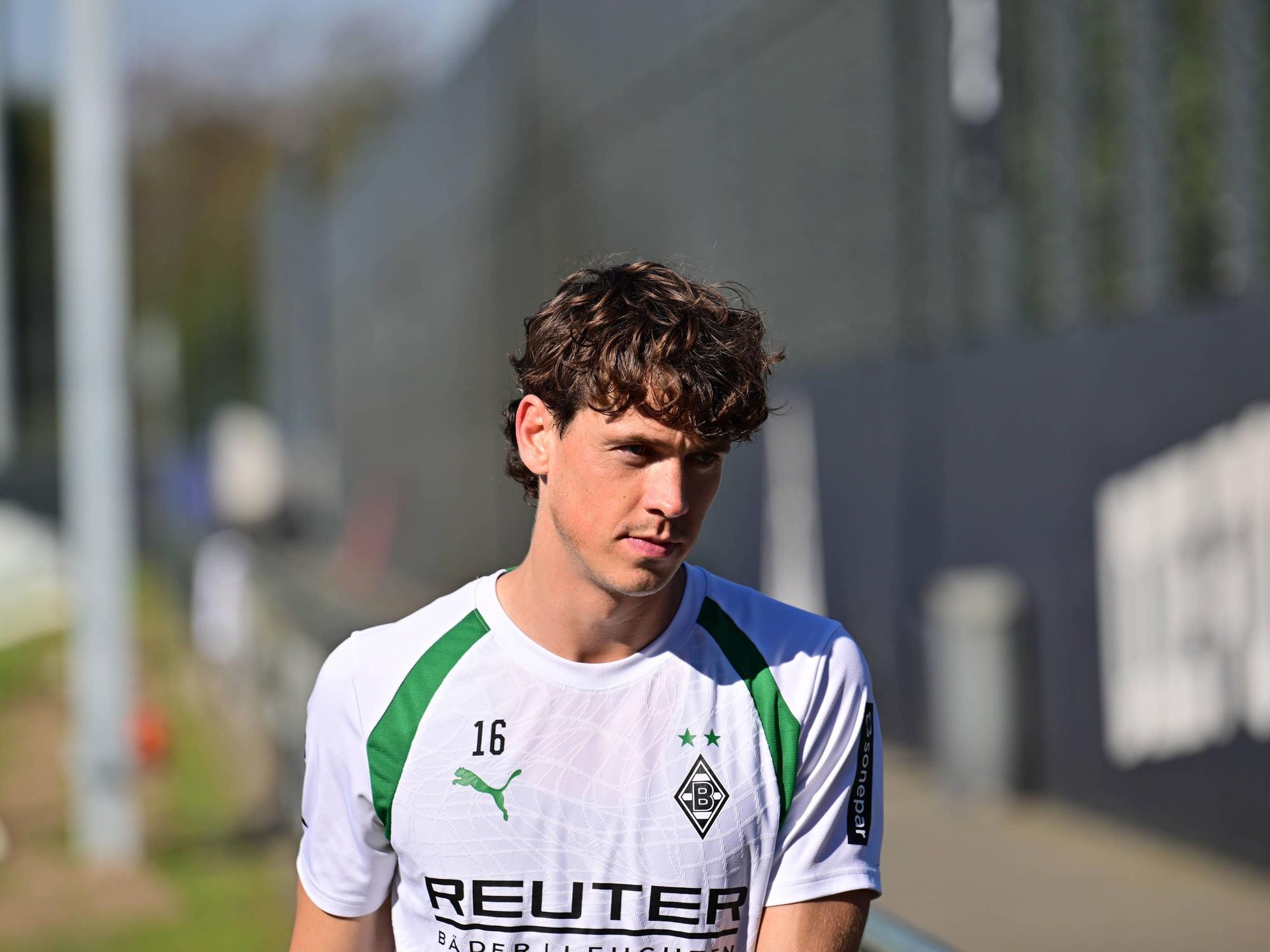 Philipp Sander im Trainingsshirt von Borussia Mönchengladbach.