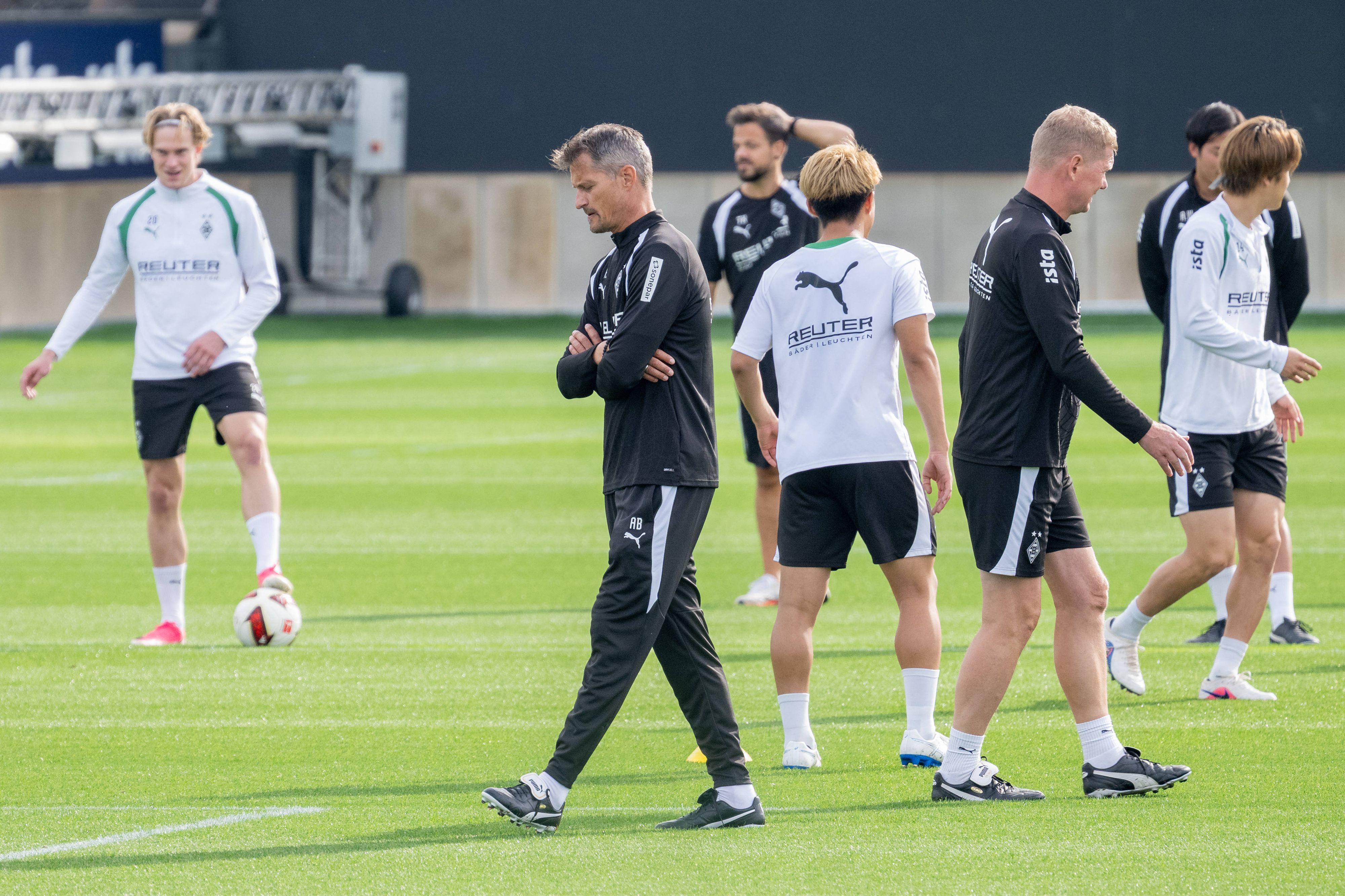 Trainer Alexander Blessin mit Mannschaft im Training