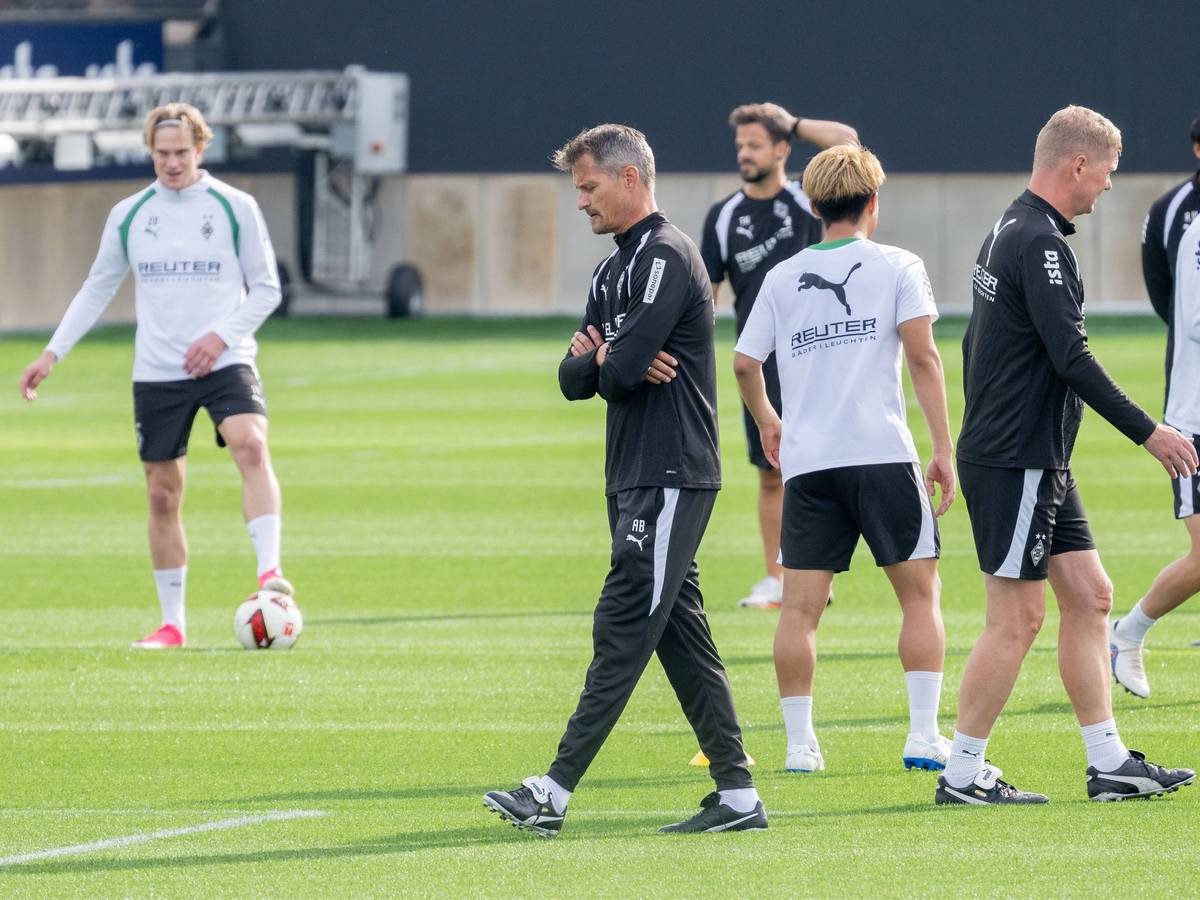 Trainer Alexander Blessin mit Mannschaft im Training