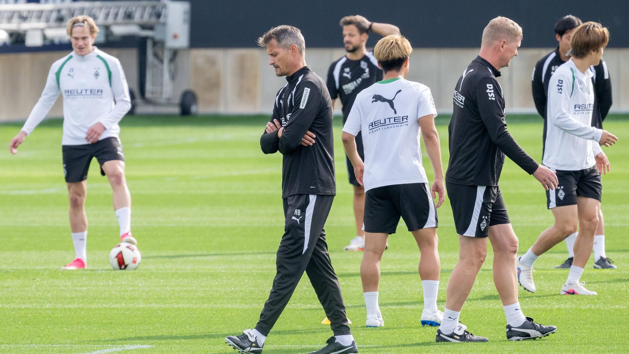 Trainer Alexander Blessin mit Mannschaft im Training
