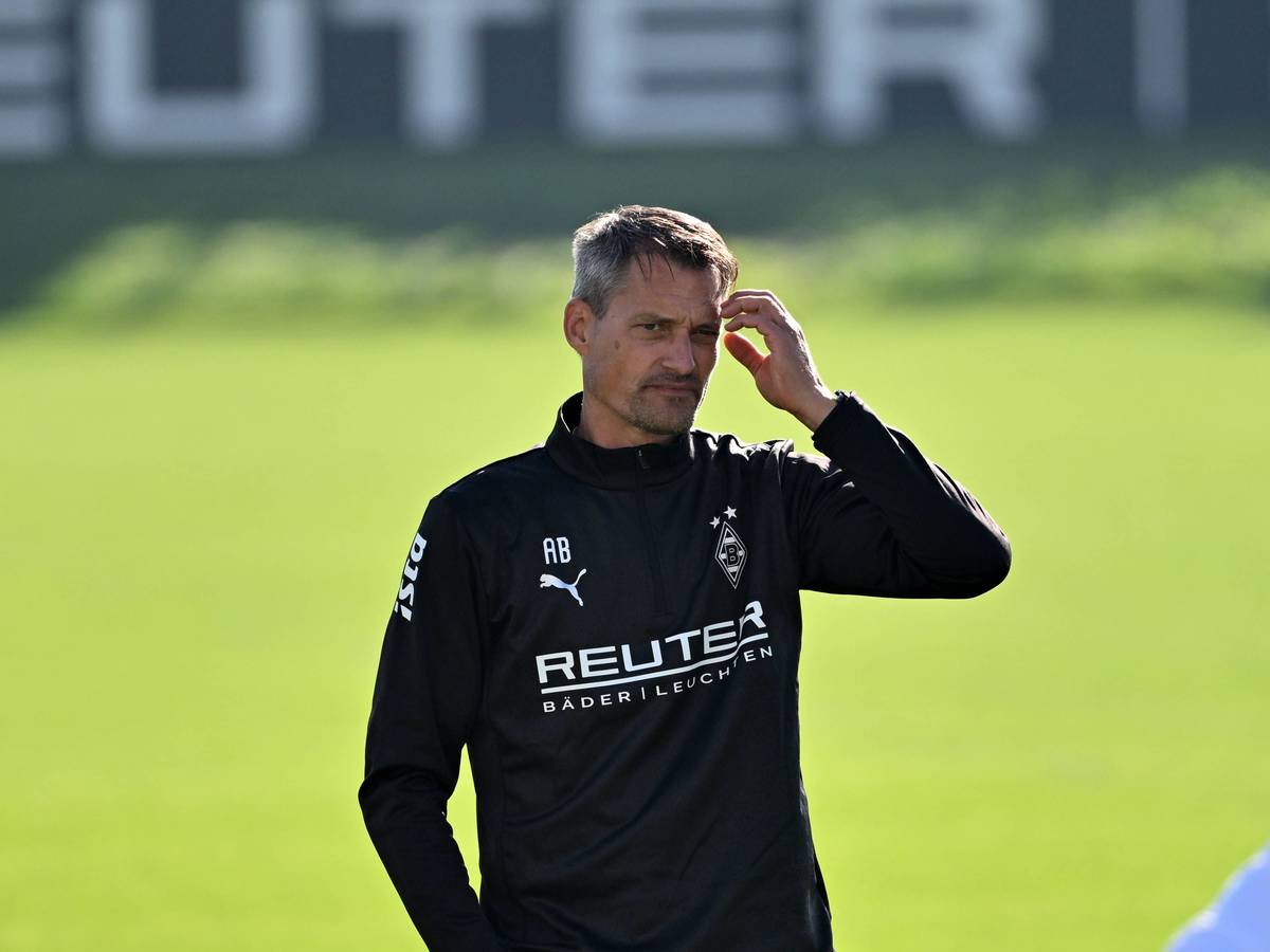 Gladbach-Trainer Blessin steht auf dem Trainingsplatz.