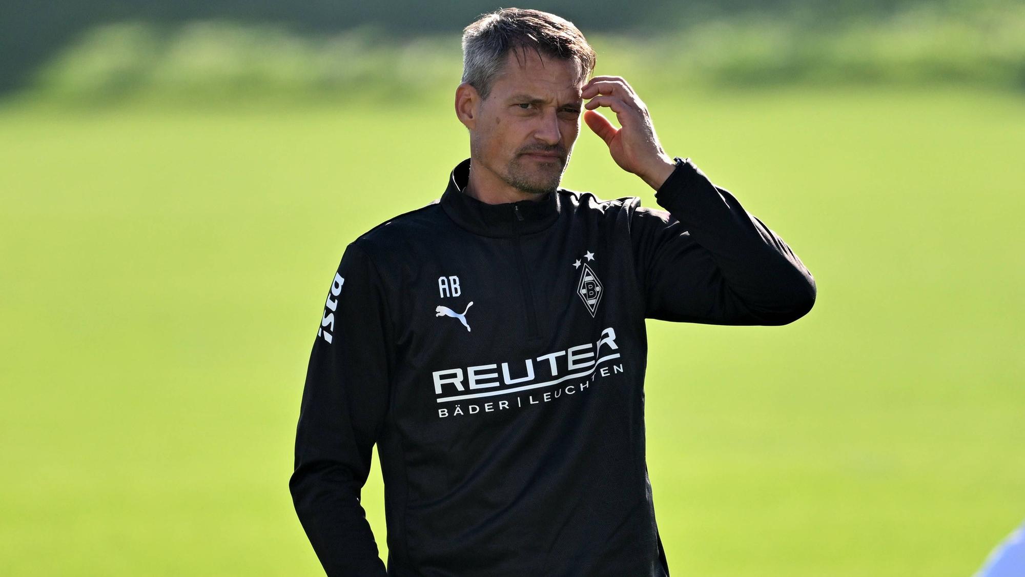 Gladbach-Trainer Blessin steht auf dem Trainingsplatz.