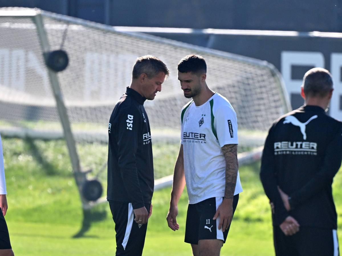 Alexander Blessin und Tim Kleindienst im Gladbach-Training im Austausch.