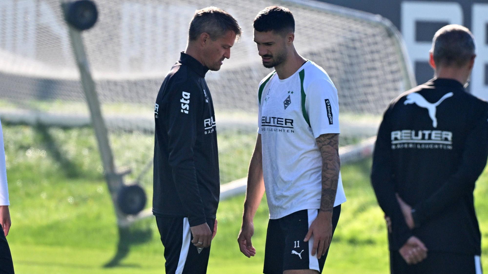 Alexander Blessin und Tim Kleindienst im Gladbach-Training im Austausch.