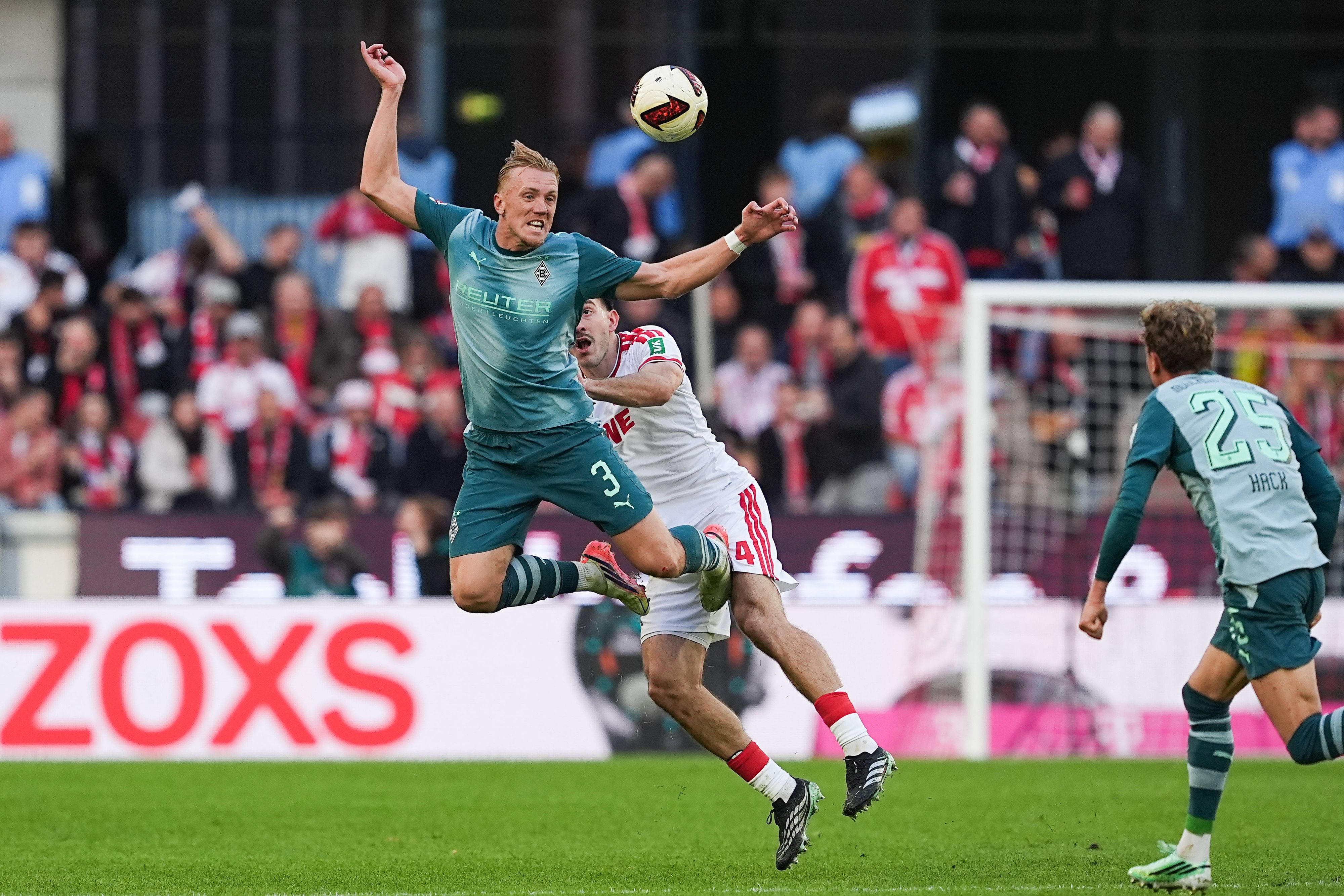 Isac Lidberg von Borussia Mönchengladbach im Luft-Zweikampf gegen Luka Lochoshvili vom 1.FC Köln.