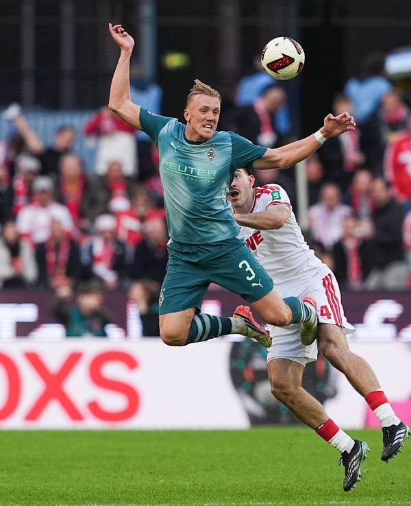 Isac Lidberg von Borussia Mönchengladbach im Luft-Zweikampf gegen Luka Lochoshvili vom 1.FC Köln.