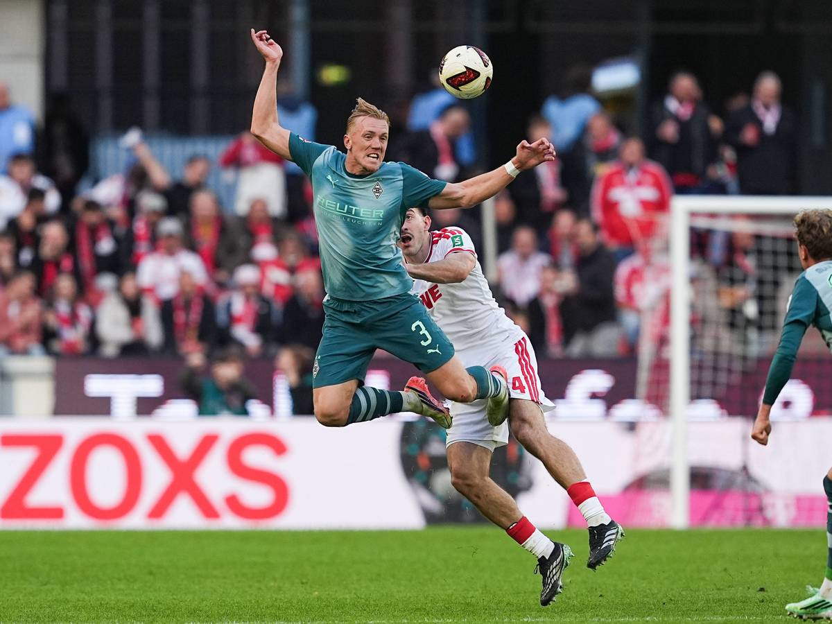 Isac Lidberg von Borussia Mönchengladbach im Luft-Zweikampf gegen Luka Lochoshvili vom 1.FC Köln.
