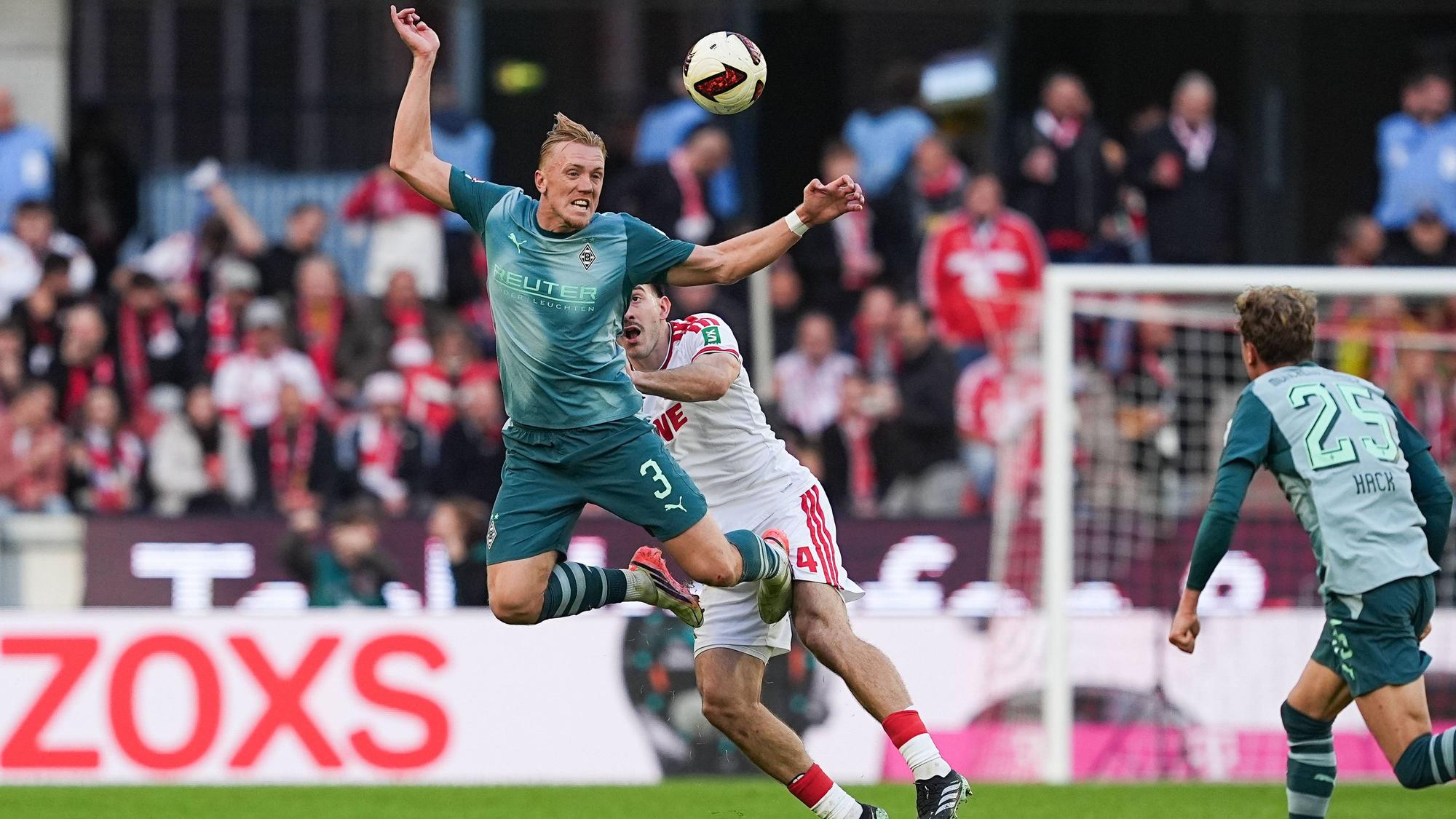 Isac Lidberg von Borussia Mönchengladbach im Luft-Zweikampf gegen Luka Lochoshvili vom 1.FC Köln.
