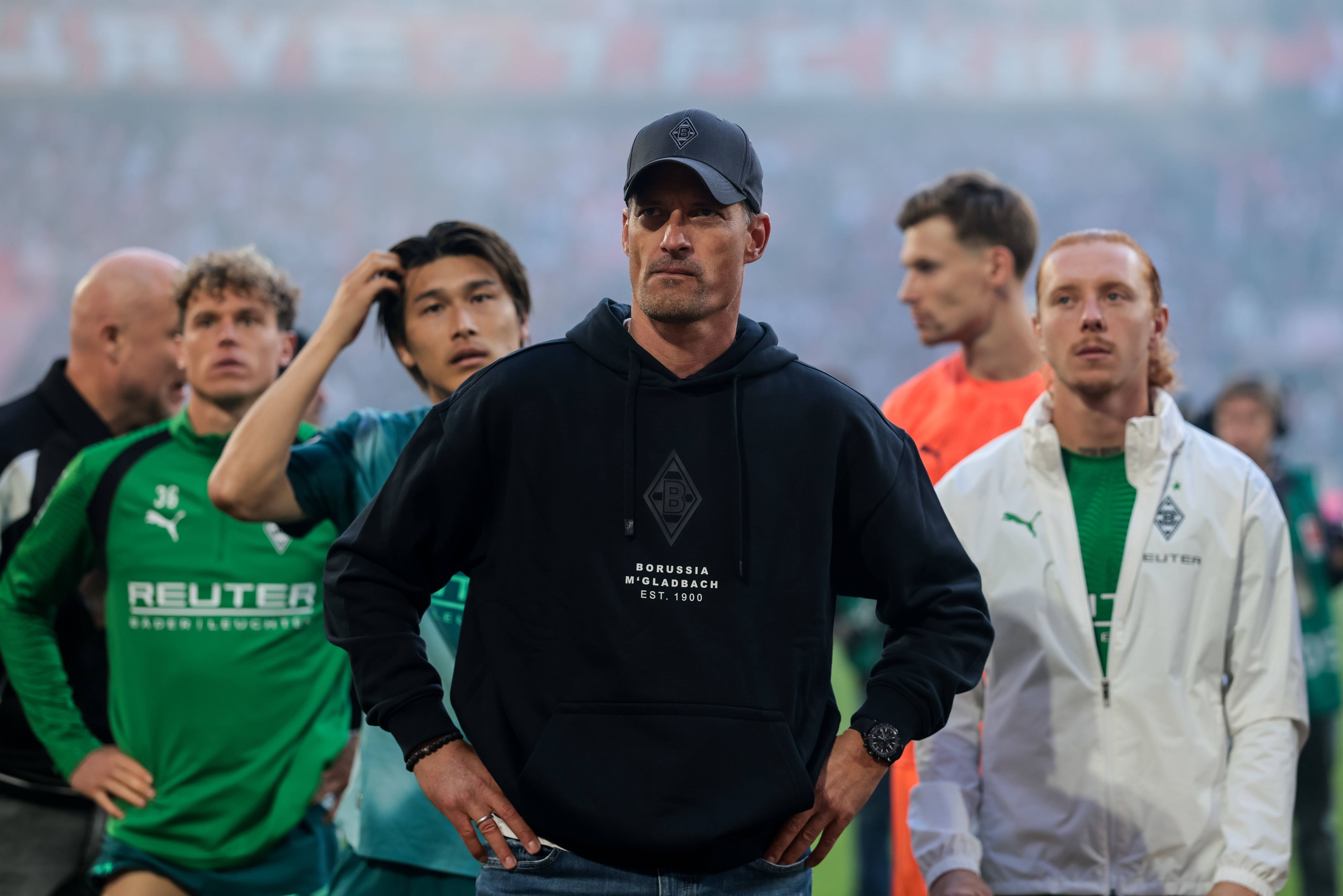 Der Gladbach-Tross um Trainer Blessin steht nach dem verlorenen Derby in Köln vor den mitgereisten Fans.