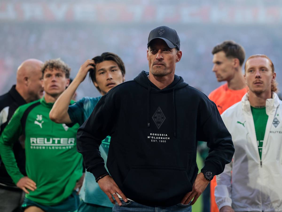 Der Gladbach-Tross um Trainer Blessin steht nach dem verlorenen Derby in Köln vor den mitgereisten Fans.