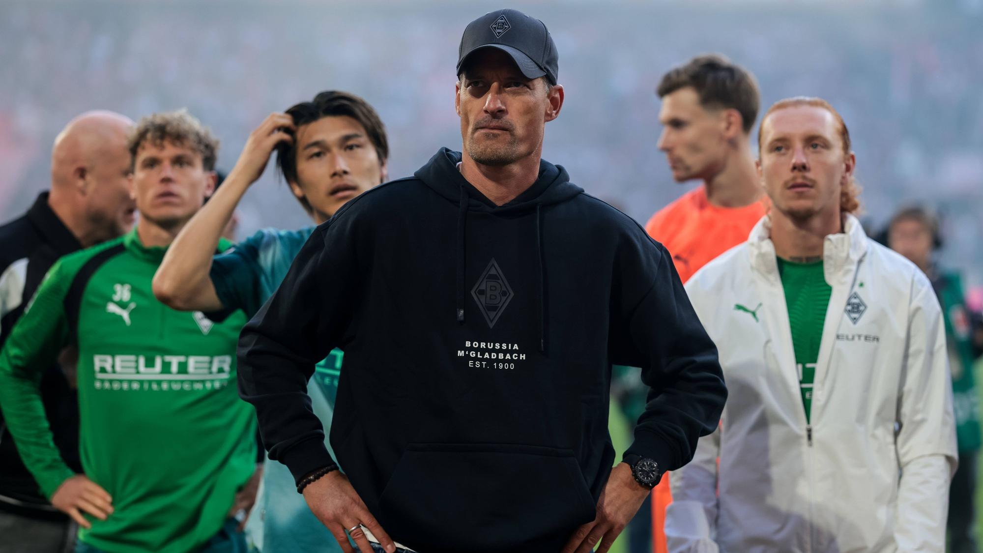 Der Gladbach-Tross um Trainer Blessin steht nach dem verlorenen Derby in Köln vor den mitgereisten Fans.