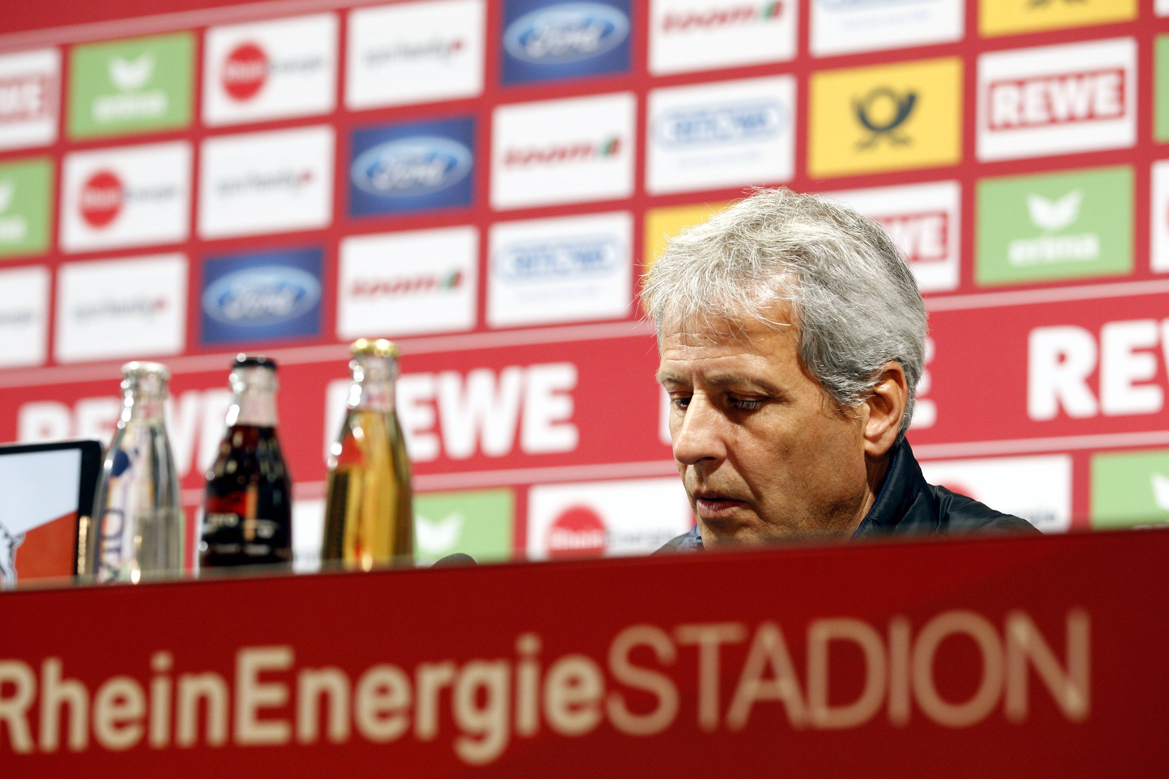 Gladbach-Trainer Lucien Favre bei einer Pressekonferenz in Köln.