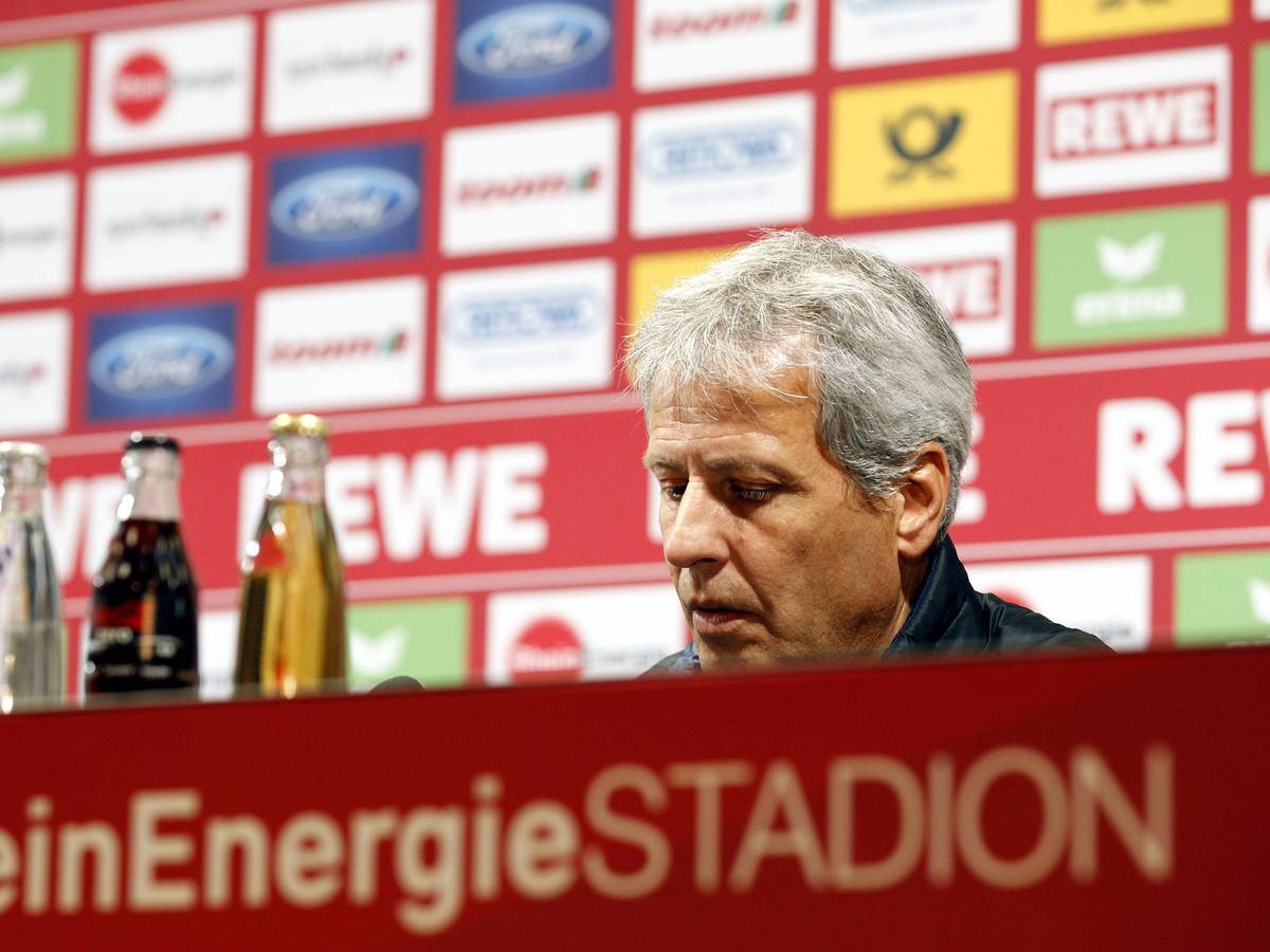 Gladbach-Trainer Lucien Favre bei einer Pressekonferenz in Köln.