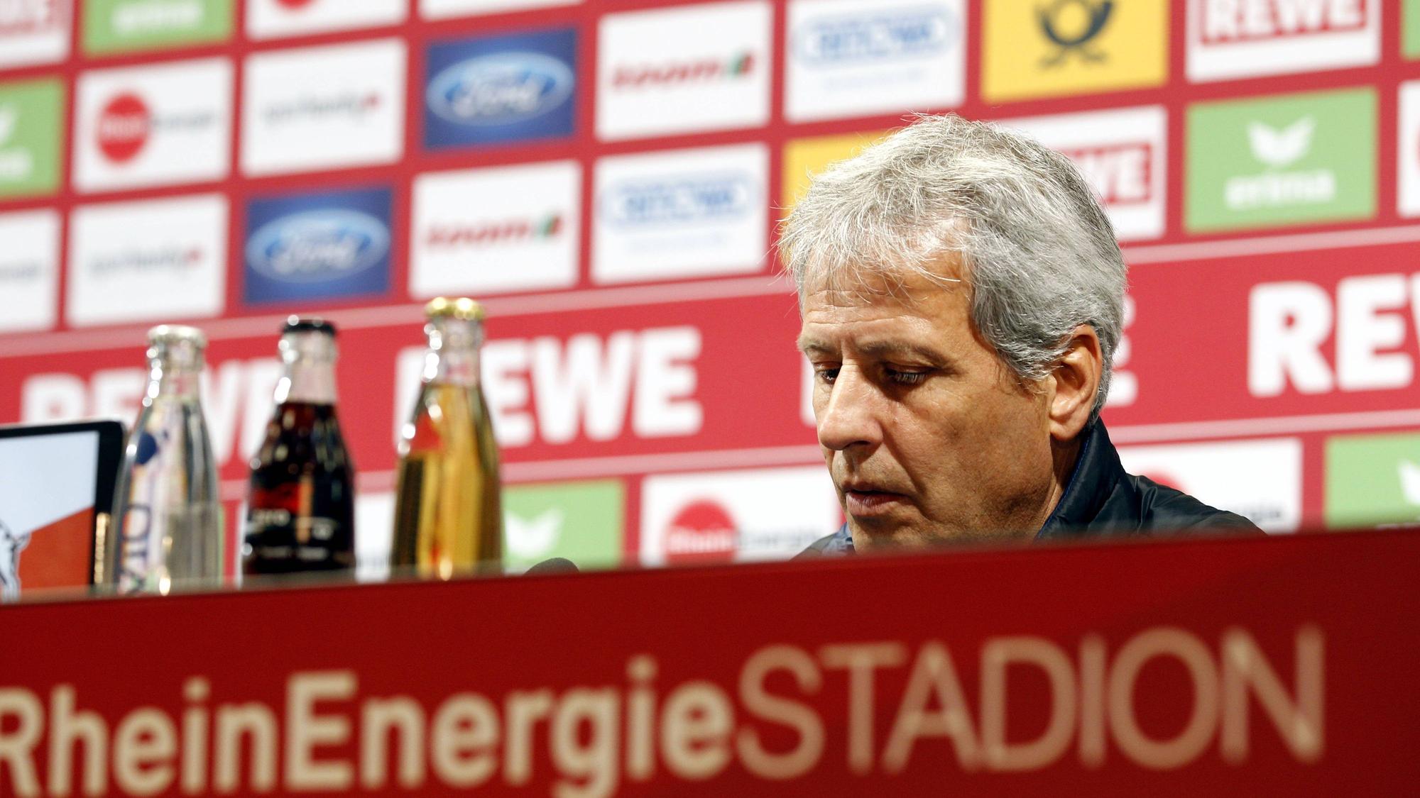 Gladbach-Trainer Lucien Favre bei einer Pressekonferenz in Köln.