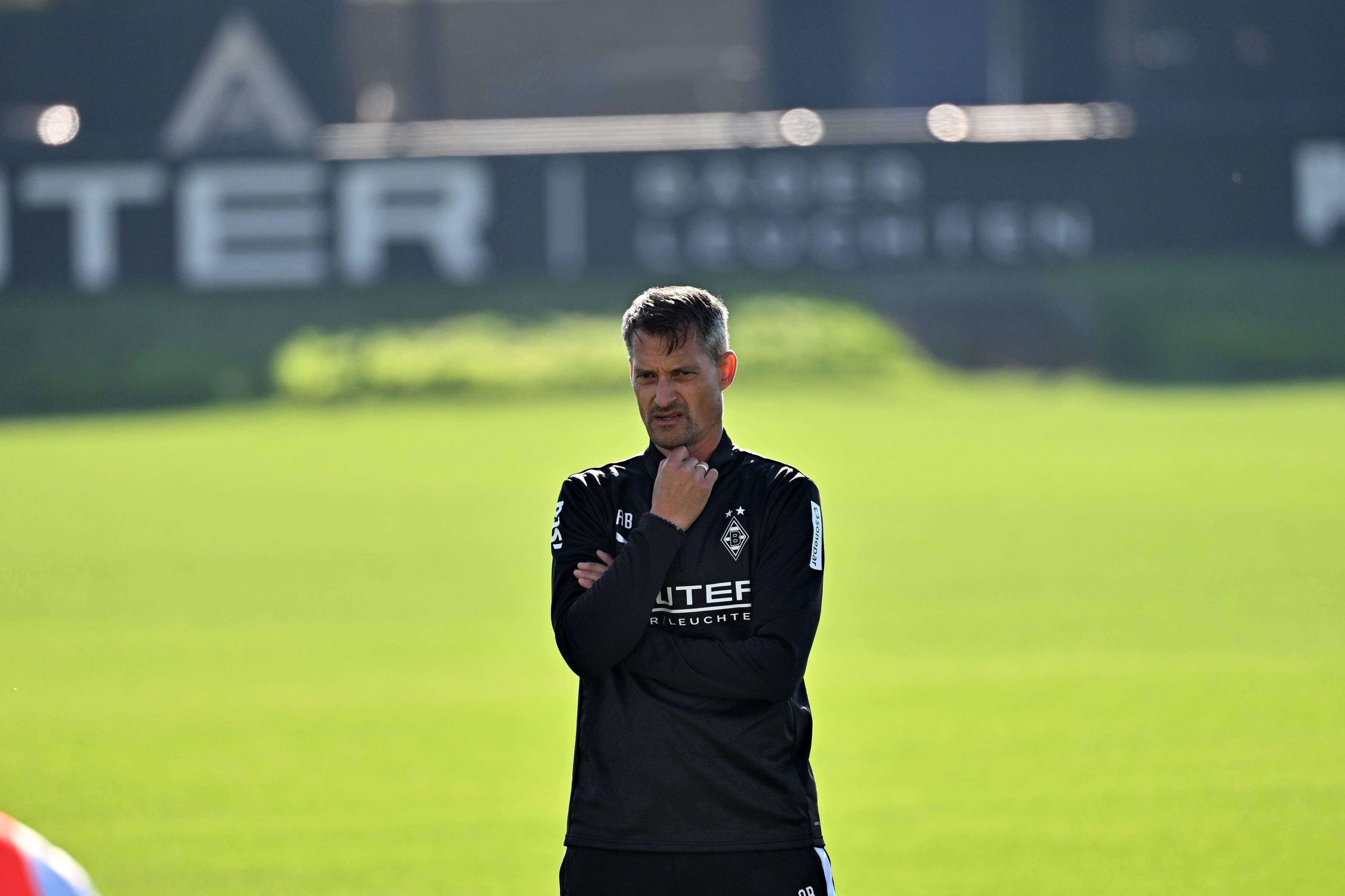 Alexander Blessin schaut nachdenklich über den Trainingsplatz.
