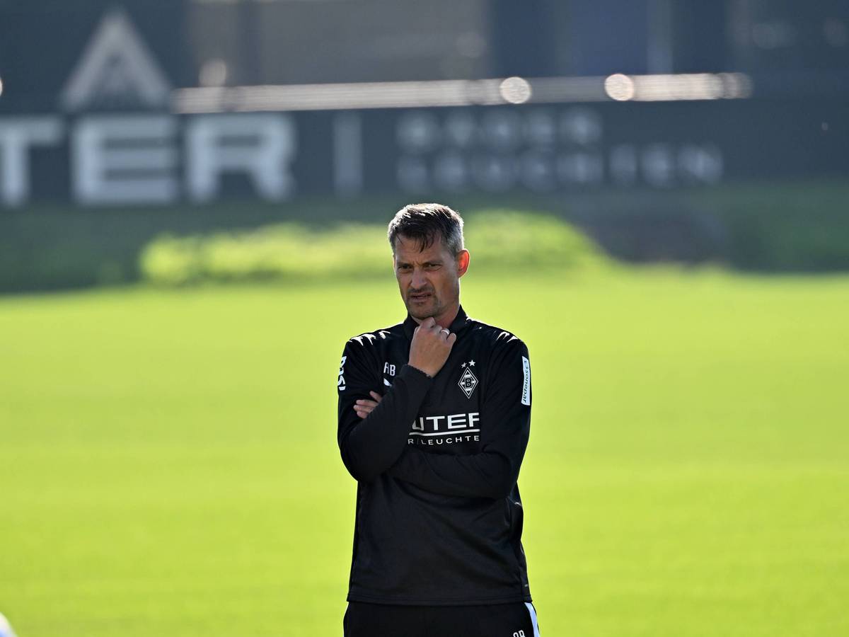 Alexander Blessin schaut nachdenklich über den Trainingsplatz.