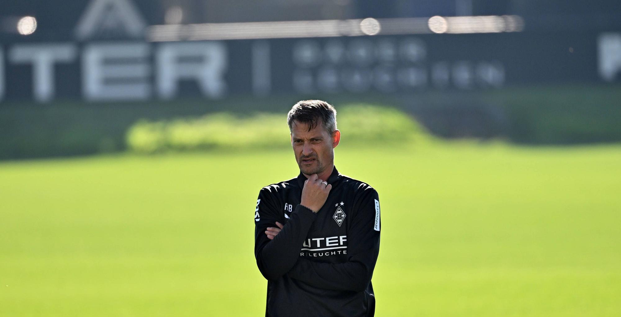 Alexander Blessin schaut nachdenklich über den Trainingsplatz.