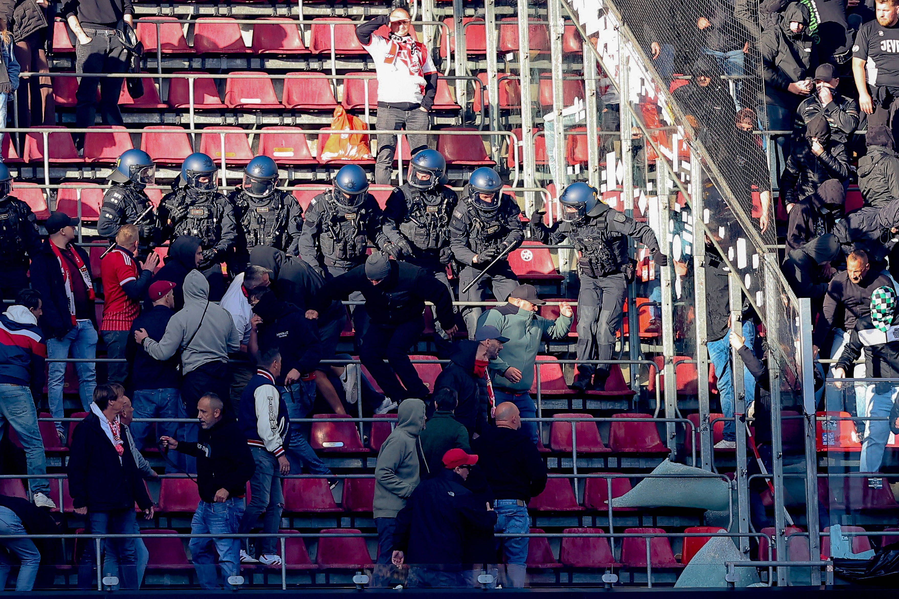Polizeieinsatz im Derby zwischen dem 1. FC Köln und Borussia Mönchengladbach.