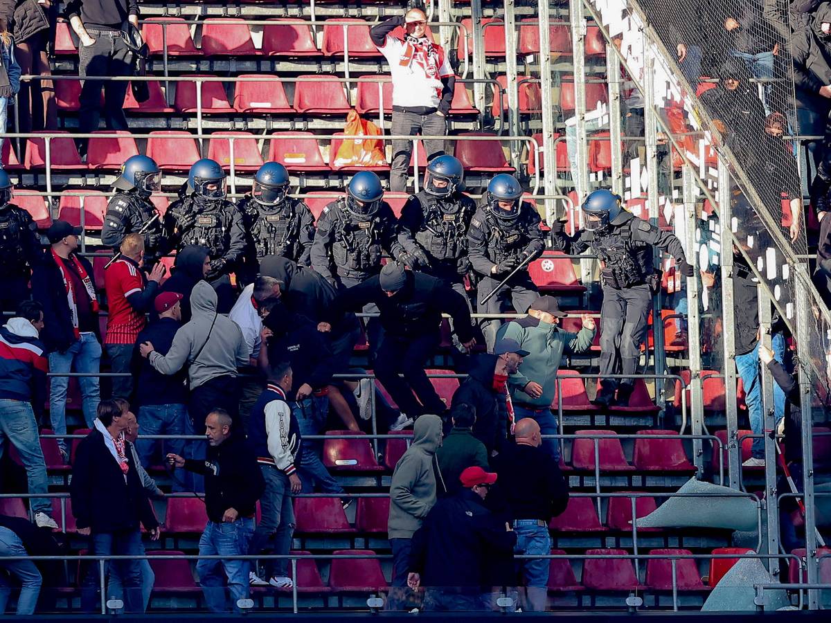 Polizeieinsatz im Derby zwischen dem 1. FC Köln und Borussia Mönchengladbach.