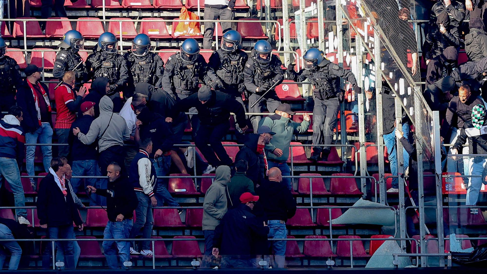 Polizeieinsatz im Derby zwischen dem 1. FC Köln und Borussia Mönchengladbach.