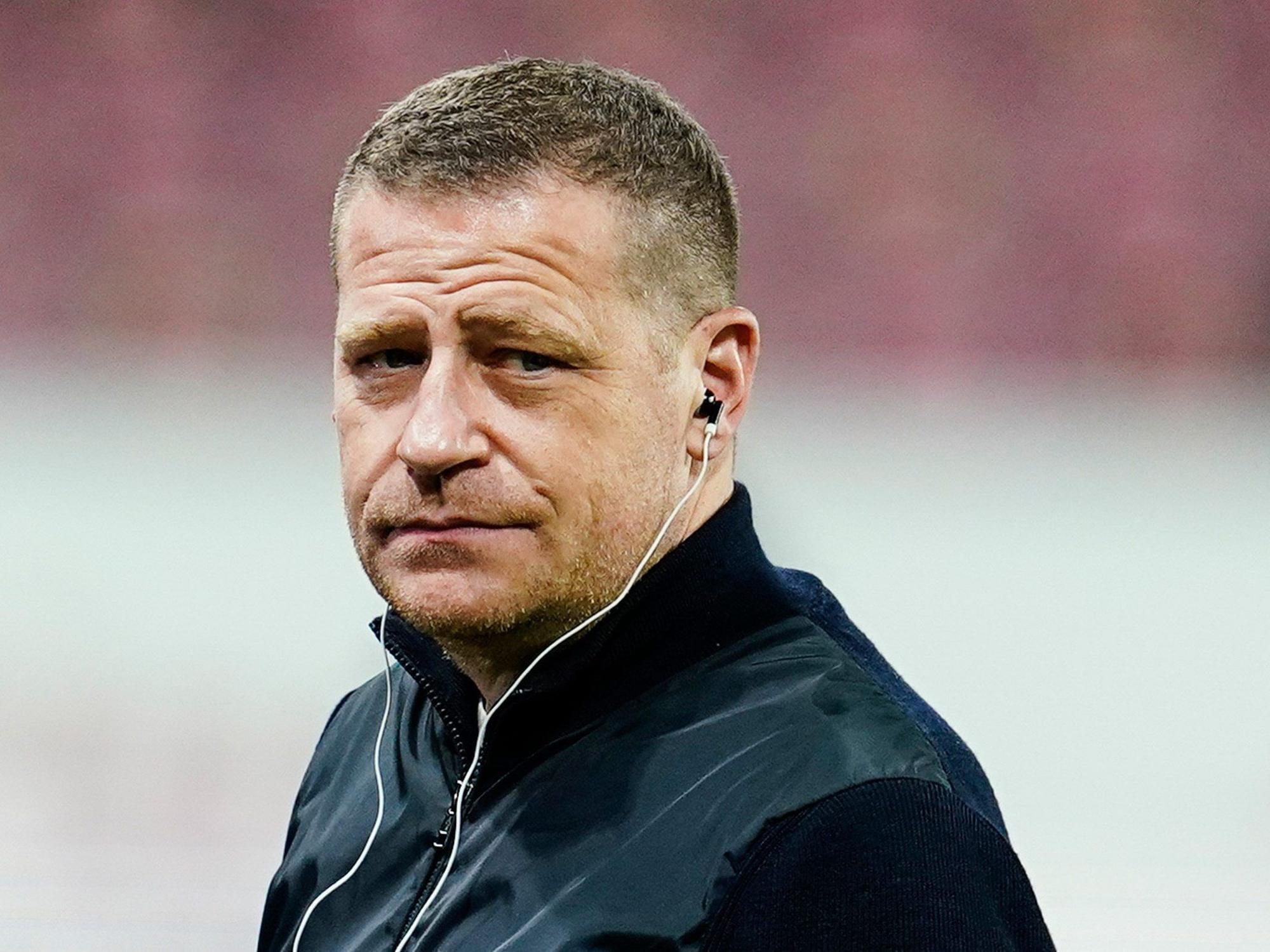Max Eberl steht im Stadion