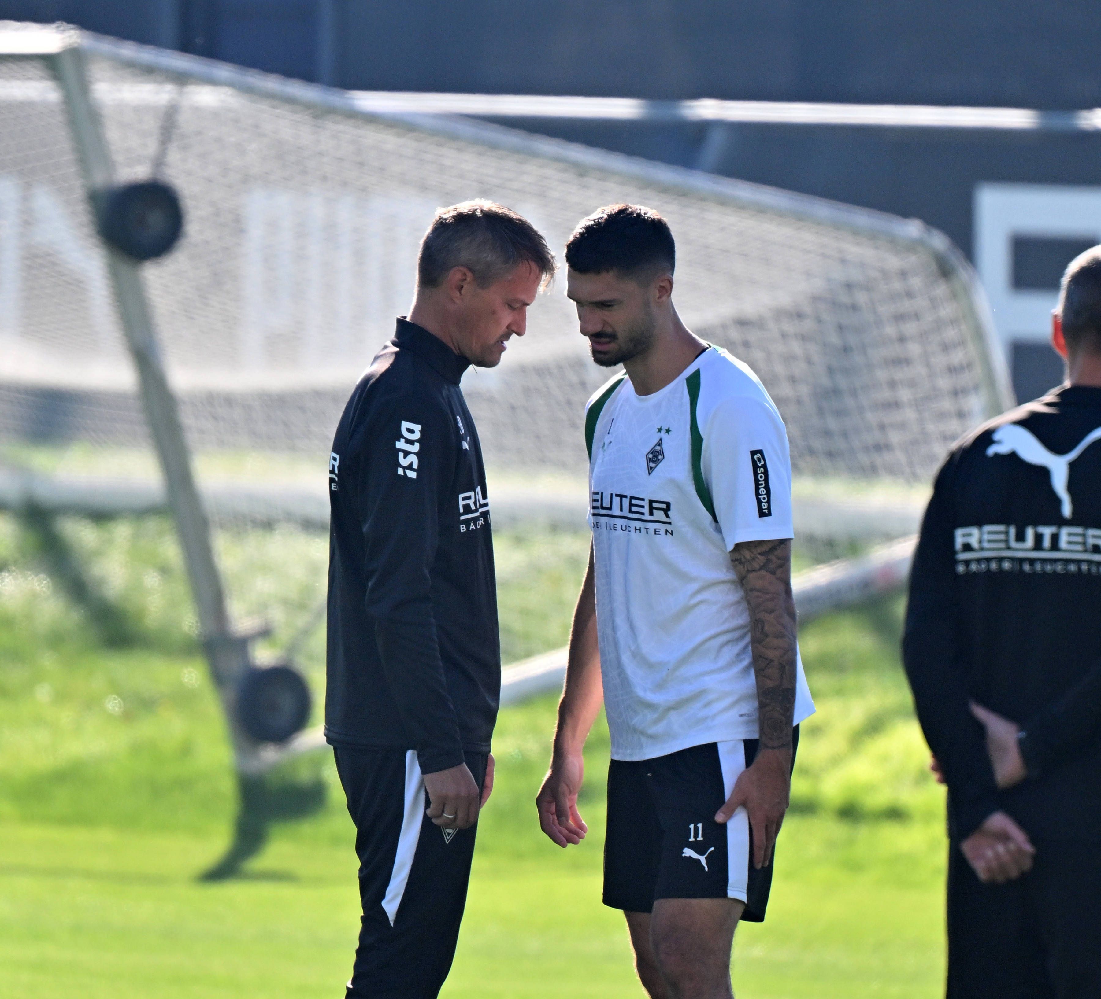 Gladbach-Trainer Alexander Blessin und Kapitän Tim Kleindienst im Gespräch.