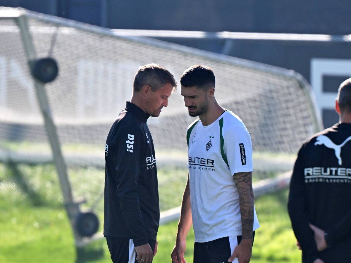 Gladbach-Trainer Alexander Blessin und Kapitän Tim Kleindienst im Gespräch.