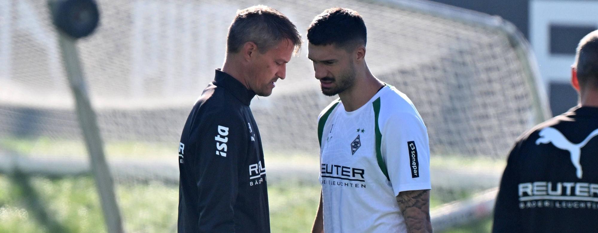 Gladbach-Trainer Alexander Blessin und Kapitän Tim Kleindienst im Gespräch.
