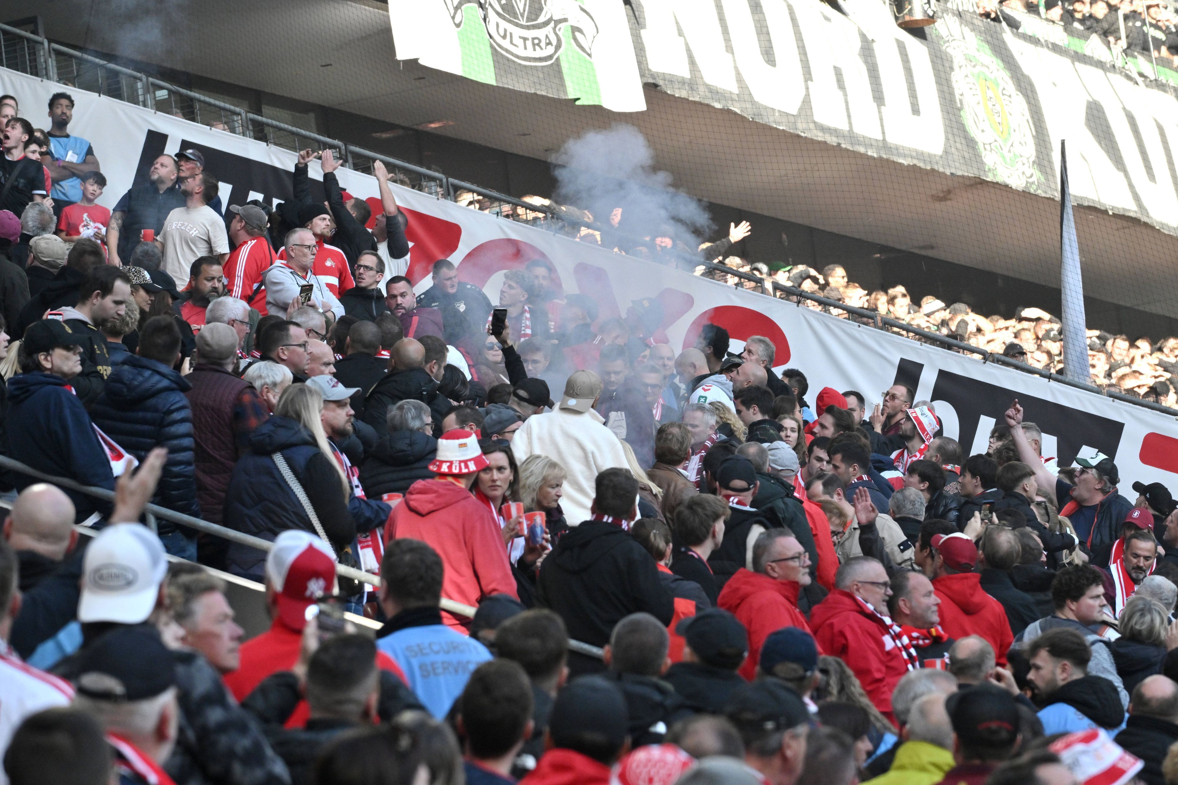 Beim Derby landeten einige Bengalos auf den Zuschauerrängen.