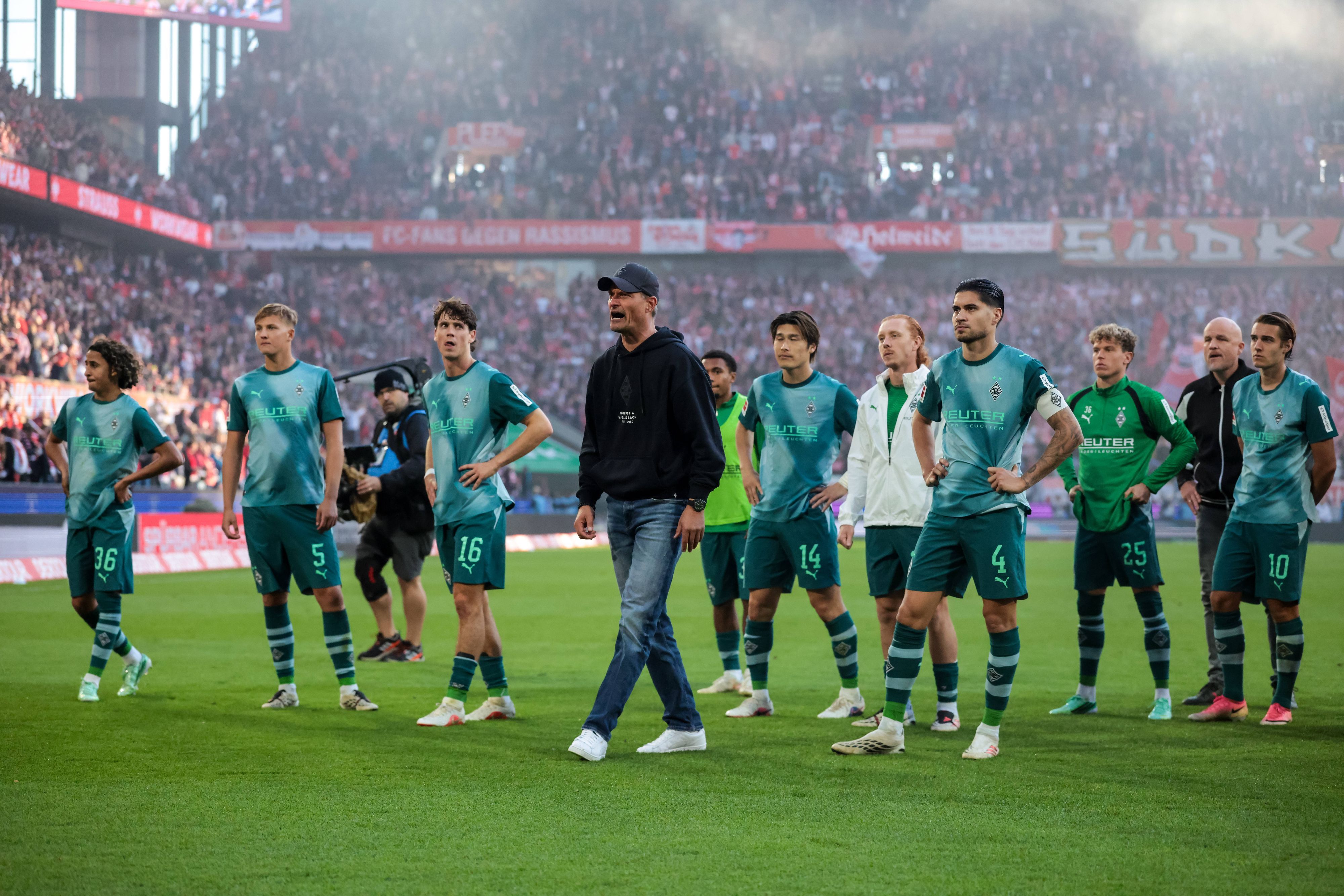Alexander Blessin steht mit seinem Spielern vor dem Gästeblock.