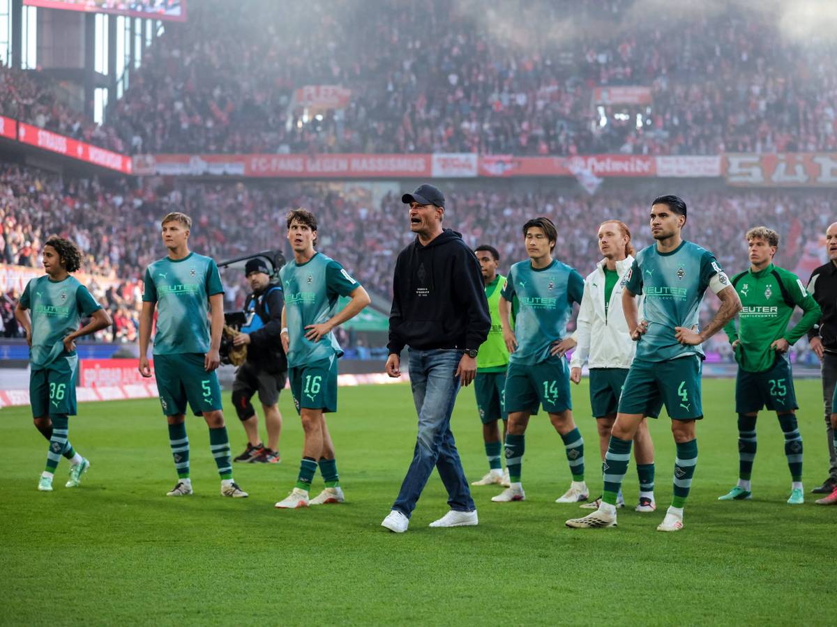 Alexander Blessin steht mit seinem Spielern vor dem Gästeblock.