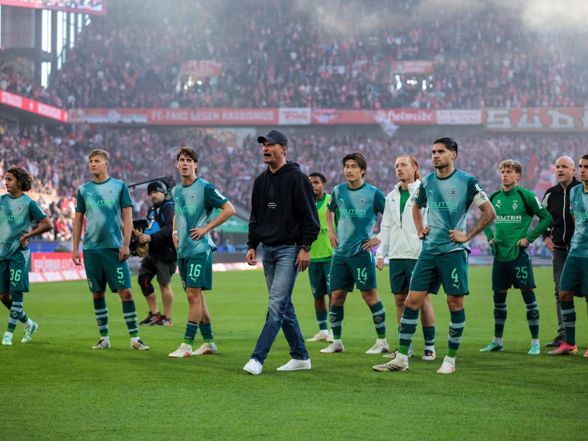 Alexander Blessin steht mit seinem Spielern vor dem Gästeblock.
