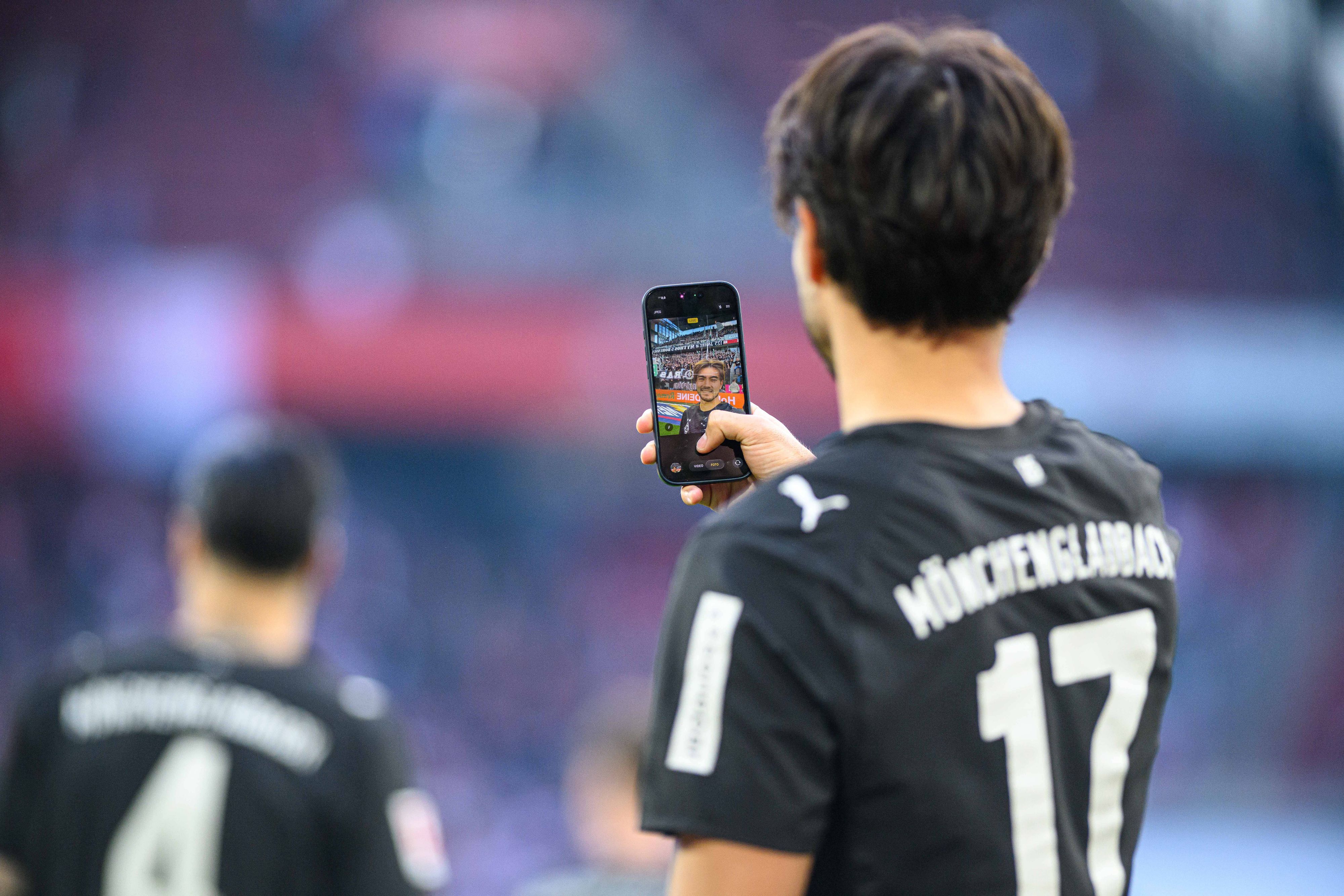 Jens Castrop macht auf dem Platz ein Selfie.
