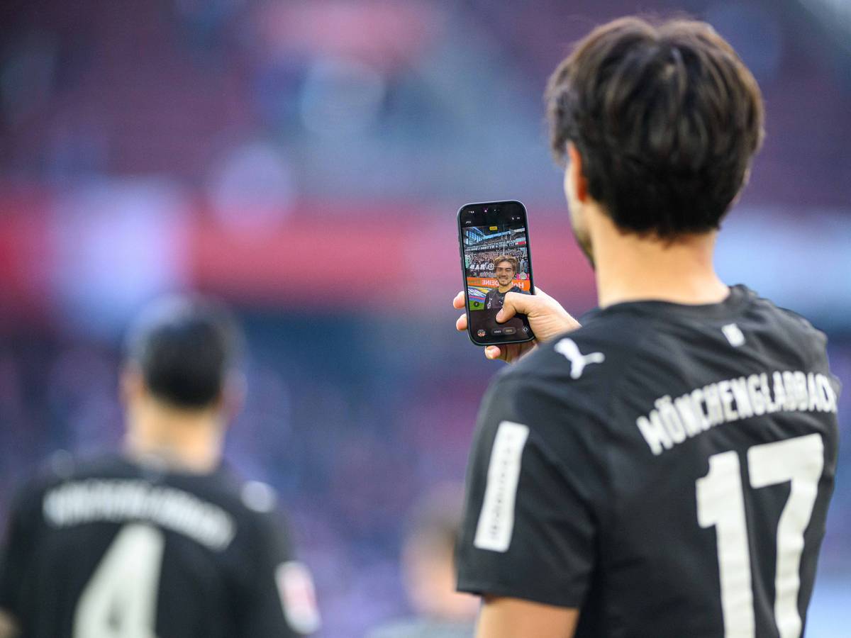 Jens Castrop macht auf dem Platz ein Selfie.