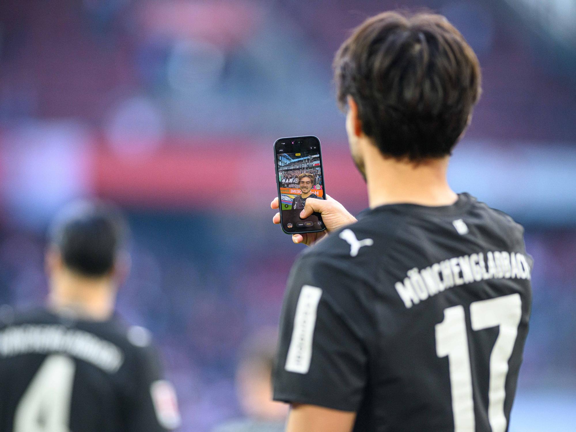 Jens Castrop macht auf dem Platz ein Selfie.