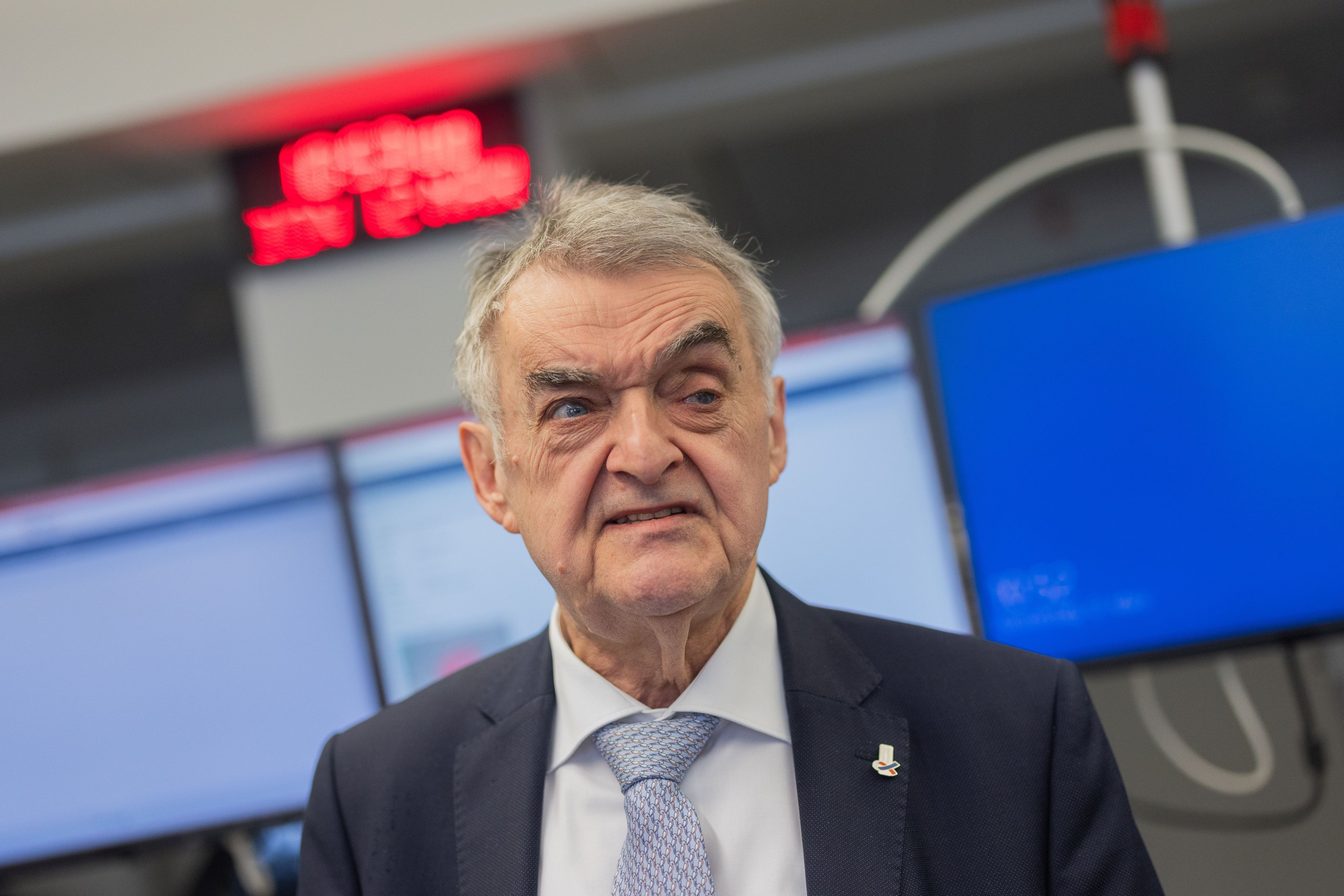 Herbert Reul im Anzug mit Krawatte