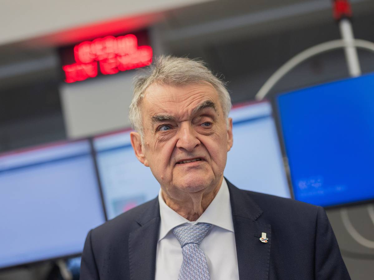 Herbert Reul im Anzug mit Krawatte