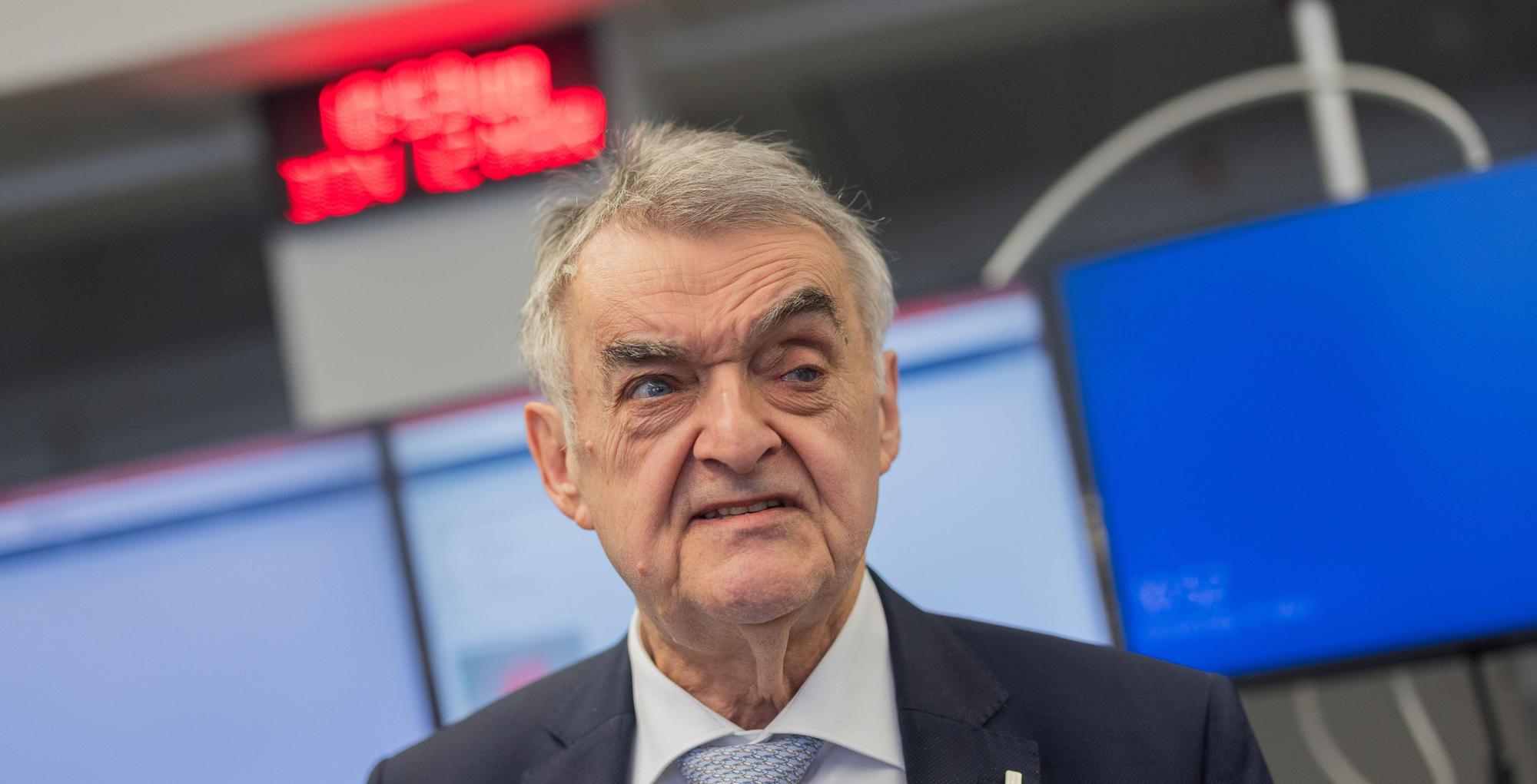 Herbert Reul im Anzug mit Krawatte