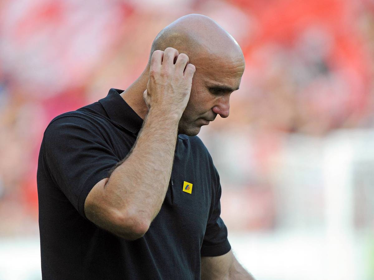 André Schubert fasst sich ans Ohr.