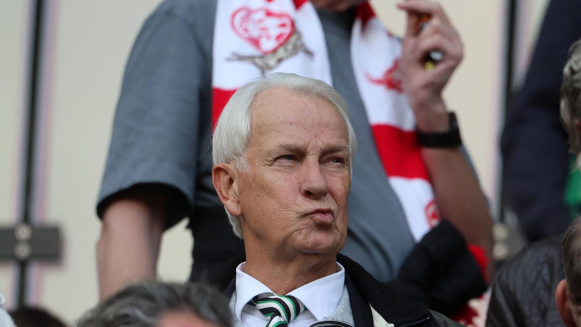 Ein verkniffener Rainer Bonhof beim Gladbach-Spiel in Köln.